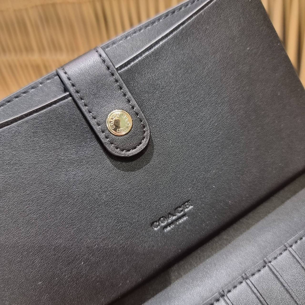 พร้อมส่ง 7 สี COACH C2874 TECH WALLET IN COLORBLOCK SIGNATURE CANVAS จัดให้สีใหม่ก่อนใคร!! ดีไซน์ใหม่ คอลเลคชั่นสวยหรู กระเป๋าสตางค์พร้อมสายคล้องมือ ง่ายต่อชีวิตมากจ้า!! มันดีอะไรเบอร์นี้ ใส่ได้ทั้งบัตร และโทรศัพท์ก็ใส่ได้ทุกรุ่น แถมยังมีช่องซิปแยกไปอีก ช