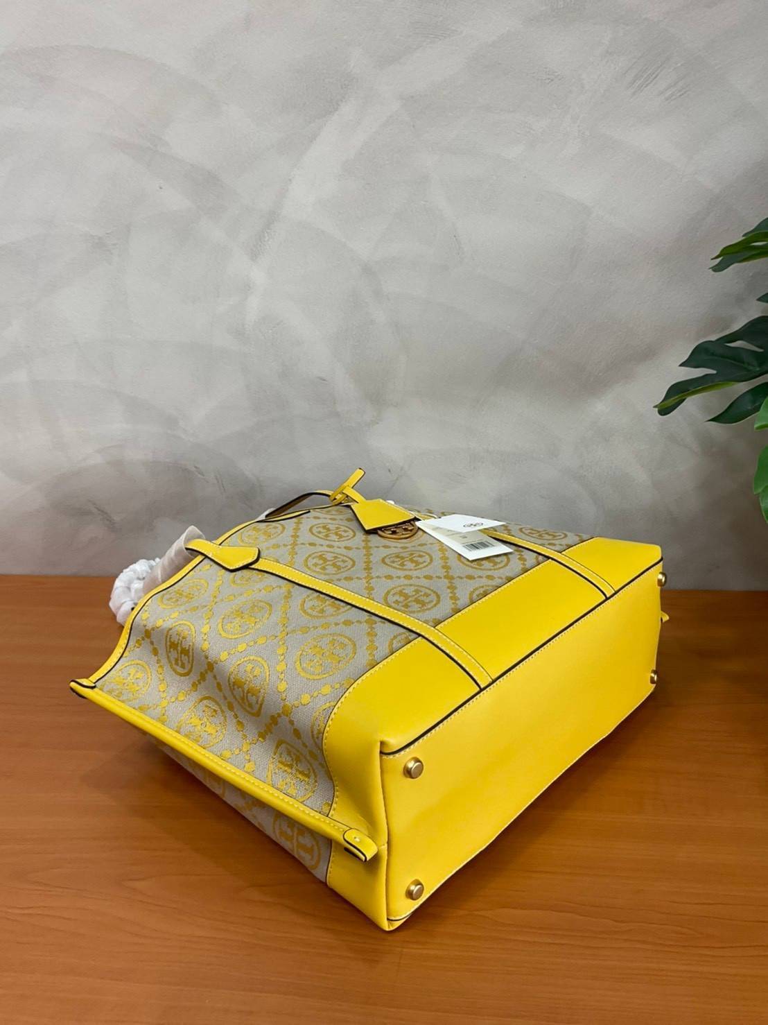 TORY BURCH T MONOGRAM TRIPLE - COMPARTMENT TOTE กระเป๋า/สะพายไหล่ทรง SHOPPING BAG วัสดุผ้าผ้าแคสวาสปักลายสัญลักษณ์แบรนด์ ตั้งอยู่ทรง สวยหรู ดูแพง จุของได้เยอะมาก ภายในแยกเป็น 2 ช่องหลัก 1 ช่องซิปตรงกลาง แบ่งเป็นสัดส่วนใช้งาน