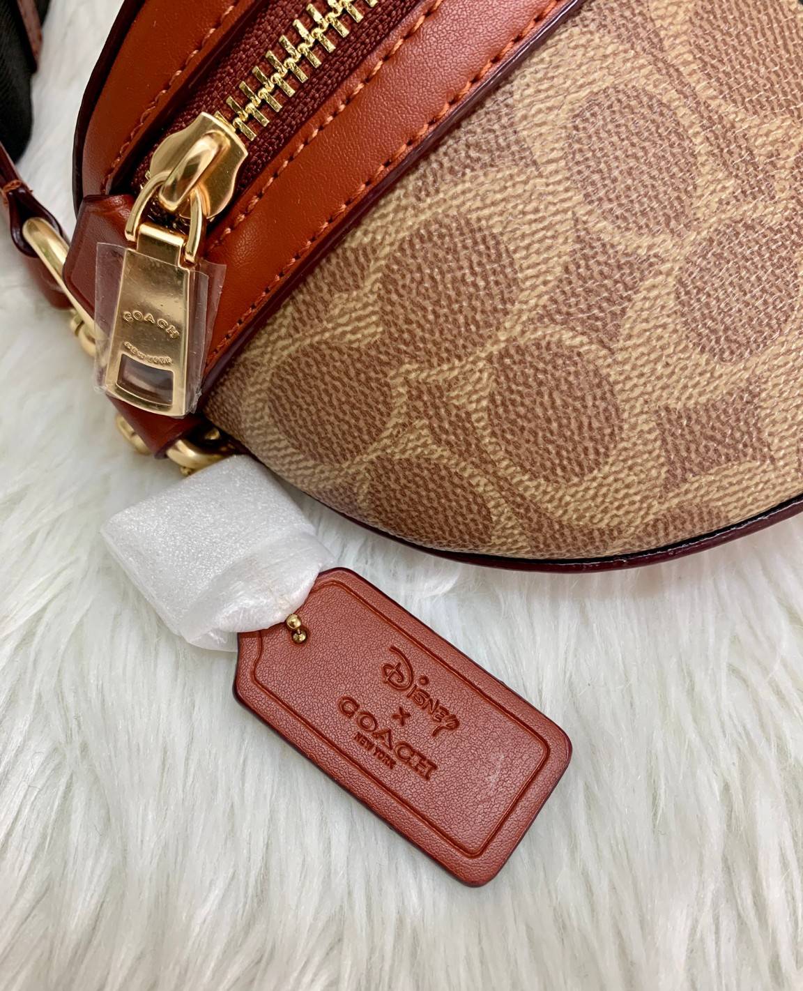 LIMITED EDITION !! COACH BELT BAG IN SIGNATURE WITH REXY BY GUANG YU กลับมาอีกครั้งกับ Coach X Disney สวยงามมากๆค่ะ คาดอก คาดเอวได้ ลาย C ตัดขอบหนังเรียบ มีช่องซิปทั้งหน้า//หลัง ใส่มือถือได้ทุกรุ่น;พาสปอร์ตได้ ;กระเป๋าเงินใบกลางได้;อื่นๆจำเป็นได้ครบค่ะ.