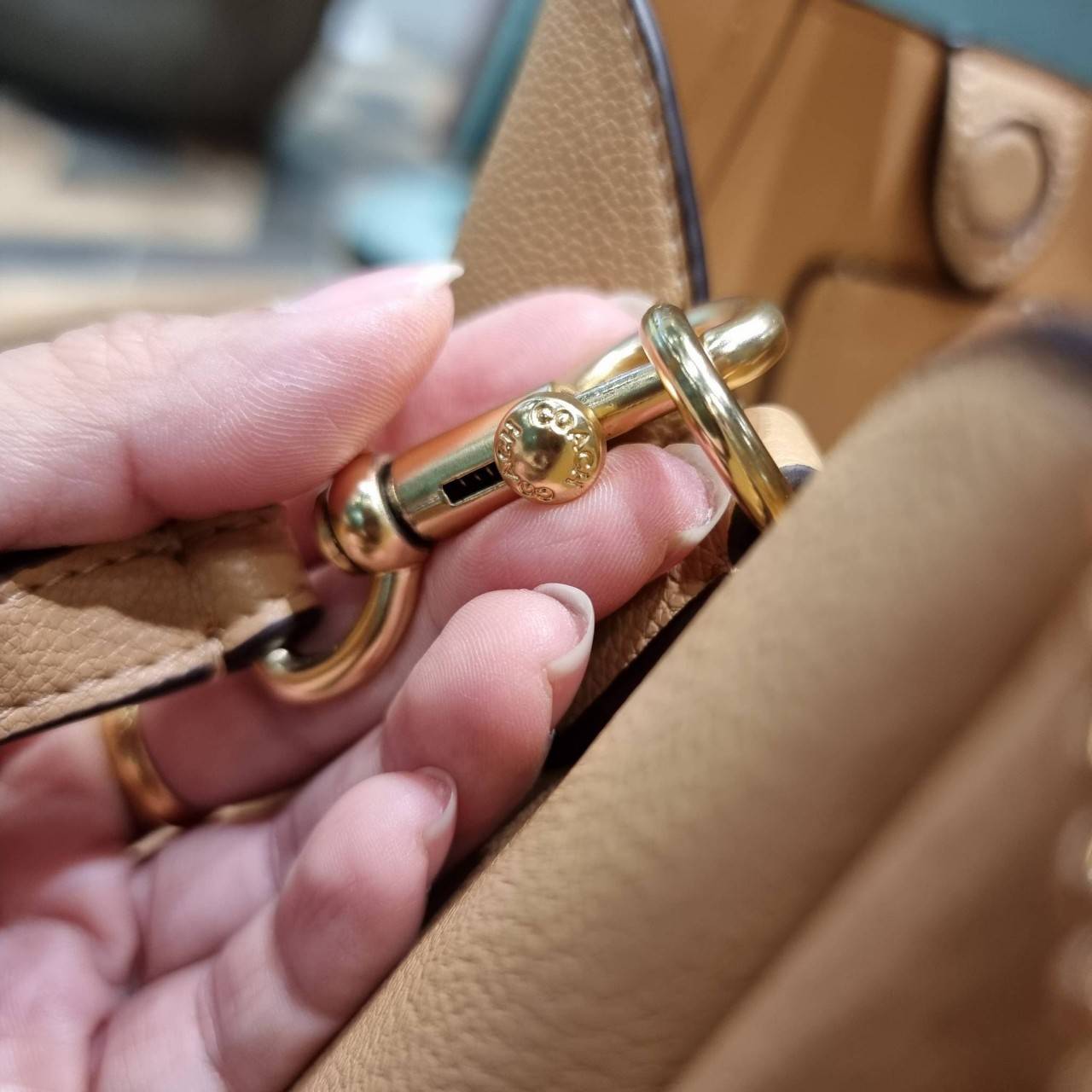 COACH 78800 HADLEY HOBO 21 ไอเท็มยอดนิยม คลาสสิคในทุกโอกาส กระเป๋าทรงโฮโบ ทรงสวยใช้งานได้ทุกลุค แมชท์ง่ายกับทุกสไตล์ วัสดุหนัง pepble เปิด-ปิดด้วยกระดุมแม่เหล็ก มีตะขอล็อคที่ปากกระเป๋าเพื่อปรับทรงใช้งานได้ ภายในโล่งกว้าง ใส่ได้ทุกอย่าง!! มีสายสะพายให้ หรื