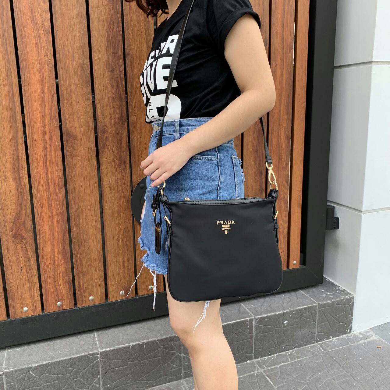 Prada Tessuto Saffiano Nylon and Leather Crossbody Messenger Bag กระเป๋าสะพาย ทรงสวย ดูโดดเด่น จากแบรนด์ Prada แท้ 100% ทำจากวัสดุผ้าไนล่อน เนื้อหนา คุณภาพดี อะไหล่ทอง สวยหรูดูแพง ซับในพิมพ์ลายแบรนด์สวยๆ ตามแบบฉบับแบรนด์ ใส่ IPad, เครื่องสำอางค์, กระเป๋าส