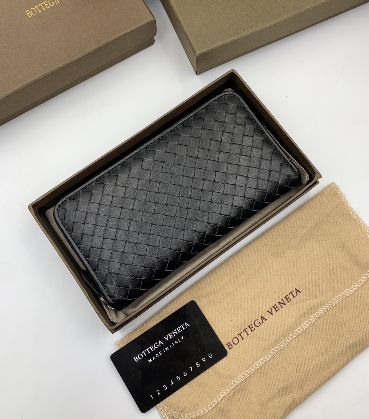 หนังแท้ BOTTEGA VENETA LONG WALLET ZIP AROUND / BV Wallet / BV Long Wallet พร้อมส่งที่ไทย กระเป๋าสตางค์ใบยาวซิปรอบ งานหนังแท้ทั้งใบ รุ่นตามหา เป็นรุ่นยอดนิยม ใช้ได้ทั้งหญิงชาย คลาสสิกหยิบมาใช้งานได้บ่อยที่สุด ใช้ทนทานได้นานภาพสินค้าถ่ายจากงานขายจริง ใช้งา