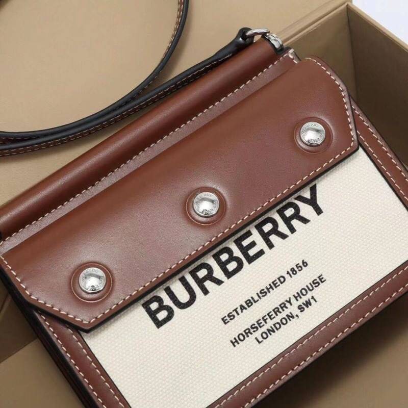 พรีเมี่ยมกิ๊ฟแท้ 100% 】Burberry Mini Horseferry Print Title Bag with Pocket Detail VIP GIFT WITH PURCHASE (GWP)