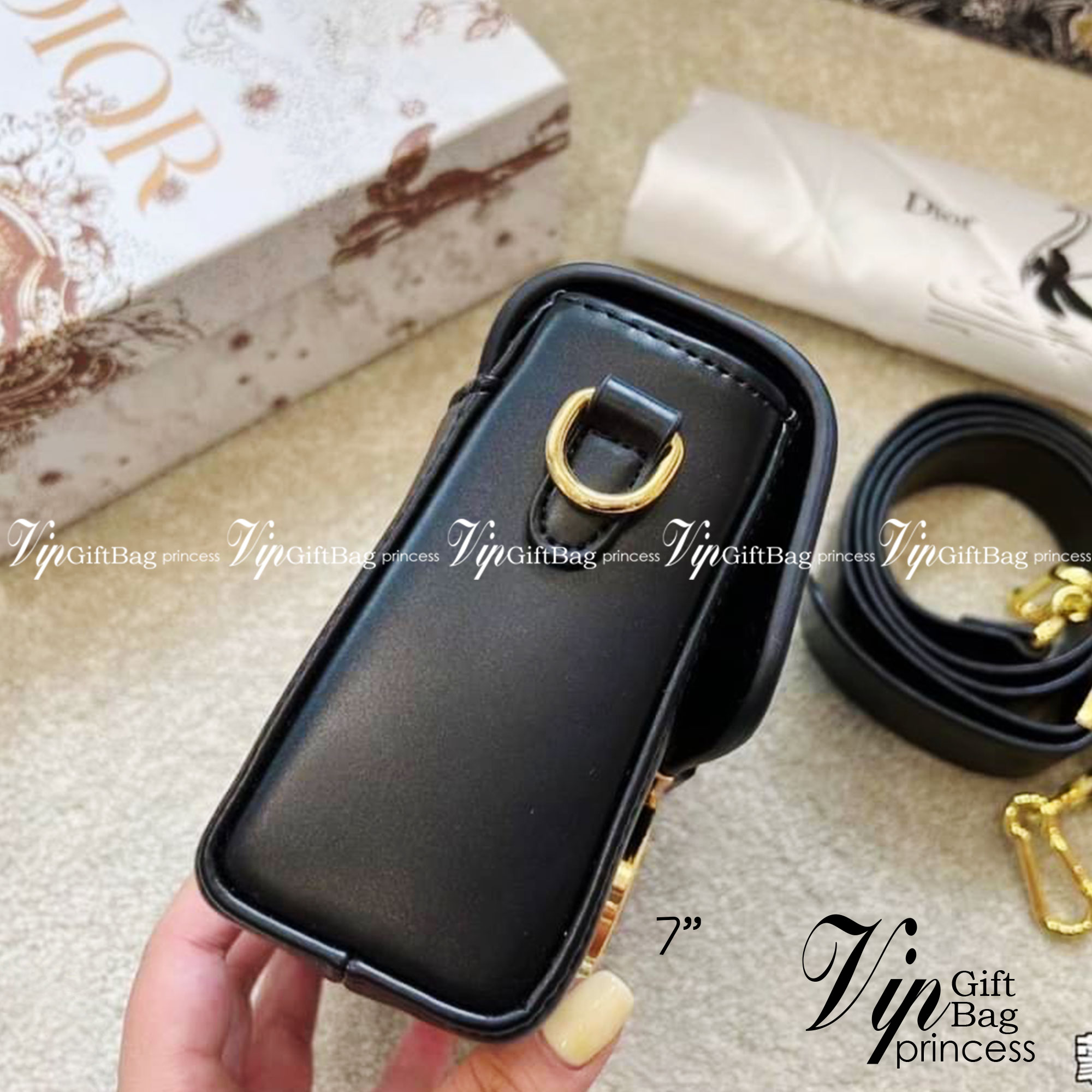 Dior 30 Montaigne Box Bag 7" / DIOR MINI BAG กระเป๋าสะพายดิออร์ เอกลักษณ์ของความหรู ไซส์มินิทรงสี่เหลี่ยมหนังเรียบสวยหรูอยู่ทรงเปิดปิดด้วยฝาปิดโลโก้แบรนด์อะไหล่ทอง ภายในโล่งมีโลโก้สามารถใส่มือถือของใช้จุกจิกได้ สายสะพายหนังยาวถอดได้ปรับระดับได้ สามาร