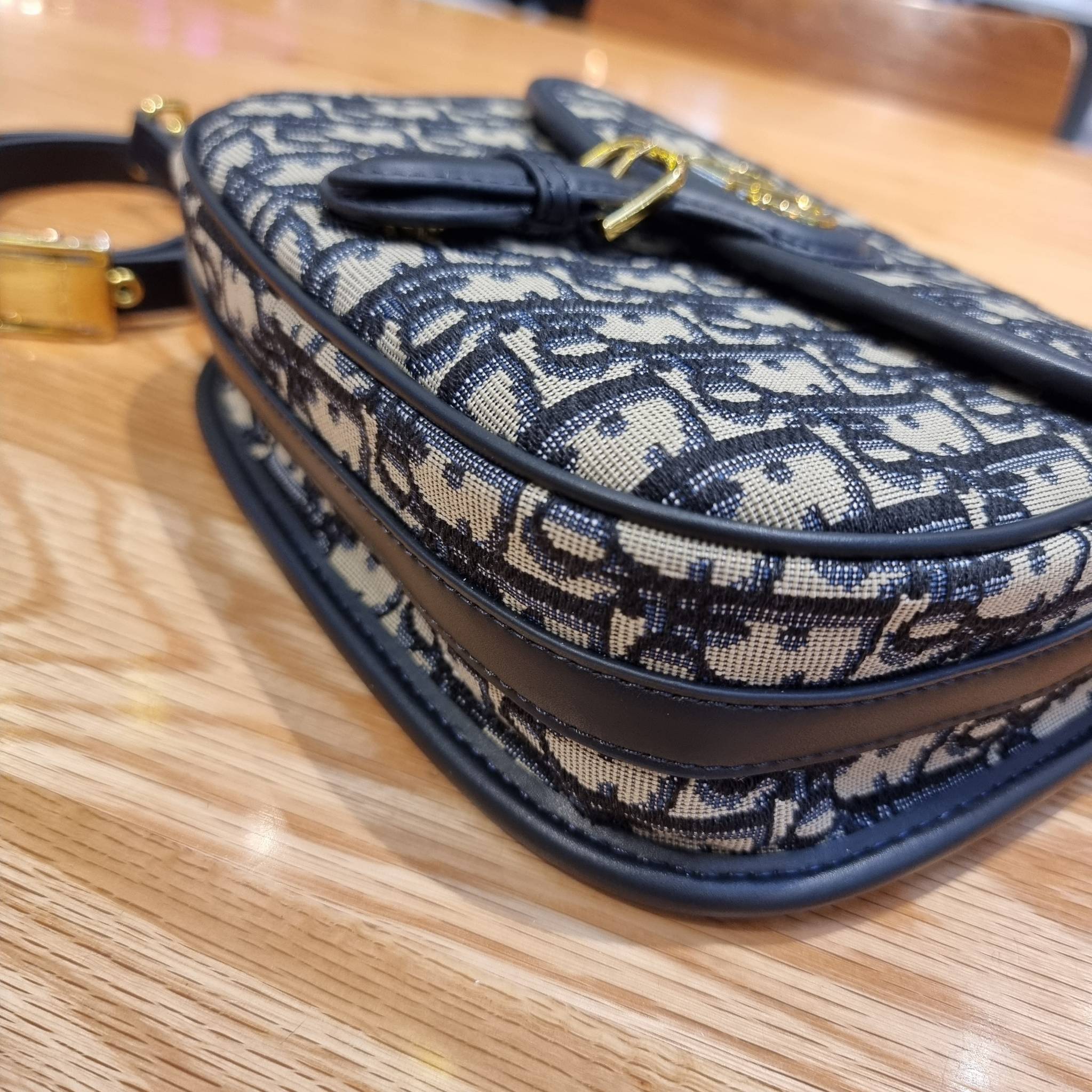 DIOR CD MEDIUM BOBBY BAG กระเป๋าสะพายข้างพรีเมี่ยมกิ๊ฟทรงสวย ดีไซน์ย้อนยุค เป็นเอกลักษณ์ไม่เหมือนใคร เปิด-ปิดด้วยกระดุมแม่เหล็ก ใช้งานง่าย อะไหล่ทองดูหรู ภายในเป็นช่องโล่ง มาพร้อมสายสะพาย crossbody ถอดออกได้ ปรับได้ จะถือเป็นคลัทช์ออกงานก็ได้ สะพายไปทำงาน