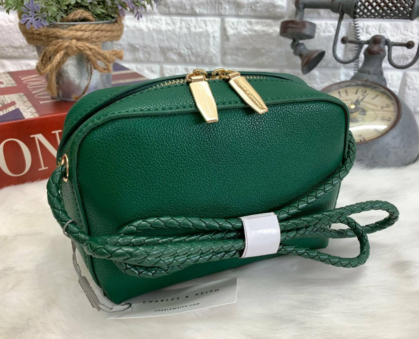 CHARLES & KEITH METAL PUSH LOCK CROSSBODY BAG รุ่นฮิตขายดีมีมาพร้อมส่งแล้วจ้า กับกระเ๋าสะพายไซส์น่ารัก วางอยู่ทรง เปิดปิดด้วย ตัวล็อกด้านหน้า ด้านในแบ่งเป็น 2 ช่องมีช่องซิปตรงกลาง จุของได้เยอะพอควรเลยค่ะ ใส่ iPhone plus ได้สบายๆ และของจุกจิกที่จำเป็น รุ่น
