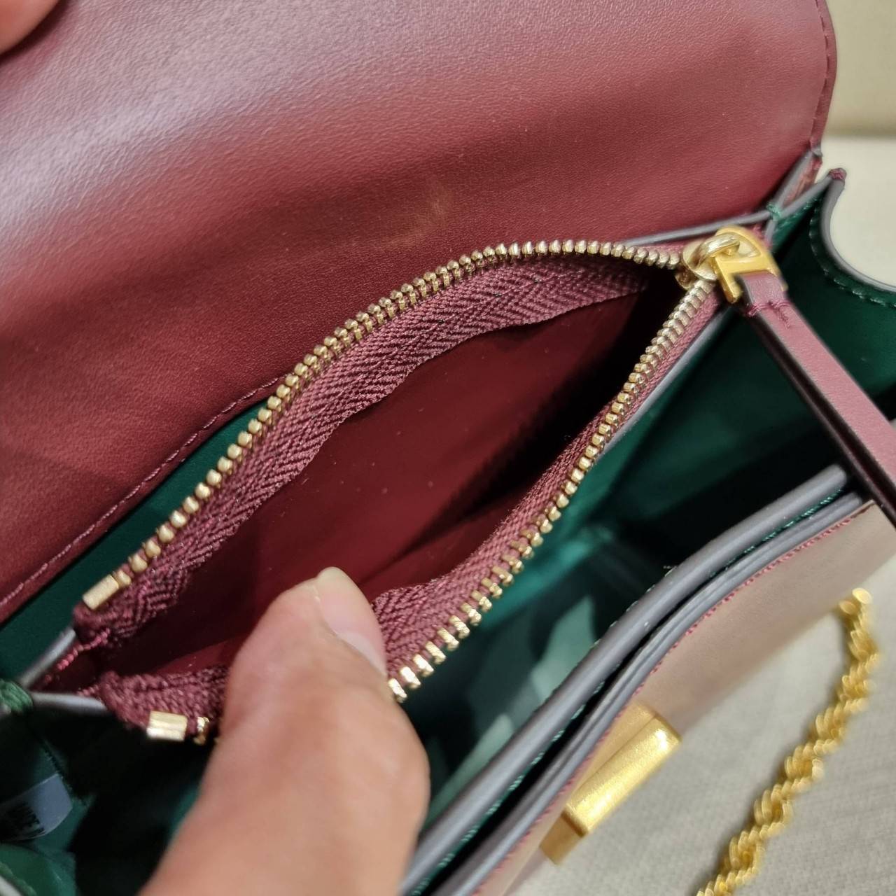 TORY BURCH ELEANOR SMALL CONVERTIBLE SHOULDER BAG ฮอตไอเท็ม รุ่นนี้ขายดีขายหมด คัมแบค!! สวยหรู คุณหนู ผู้ดี!! หายากมากที่สุด!! กระเป๋าสะพายข้าง ดีไซน์อยู่ทรง ขนาดกำลังสะดวกใช้สำหรับสาว วัสดุหนังแท้เต็มใบ สีทูโทน เปิด-ปิดด้วยแถบแม่เหล็ก ภายในแบ่งสัดส่วนได้