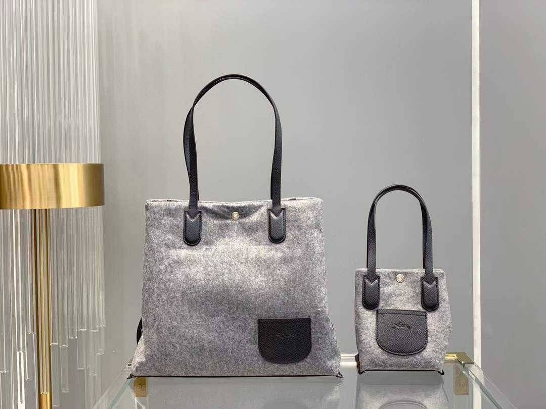 LONGCHAMP ROSEAU ESSENTIAL Shopping bag กระเป๋า Tote วัสดุผ้าขนสัตว์ ซับในผ้าฝ้ายที่จับด้านบนหนังวัว กระเป๋าสะพายใบนี้มีขนาดพอเหมาะ ดีไซน์หรูหรานี้สามารถสะพายไหล่หรือถือในมือก็ได้ นุ่มและน้ำหนักเบา