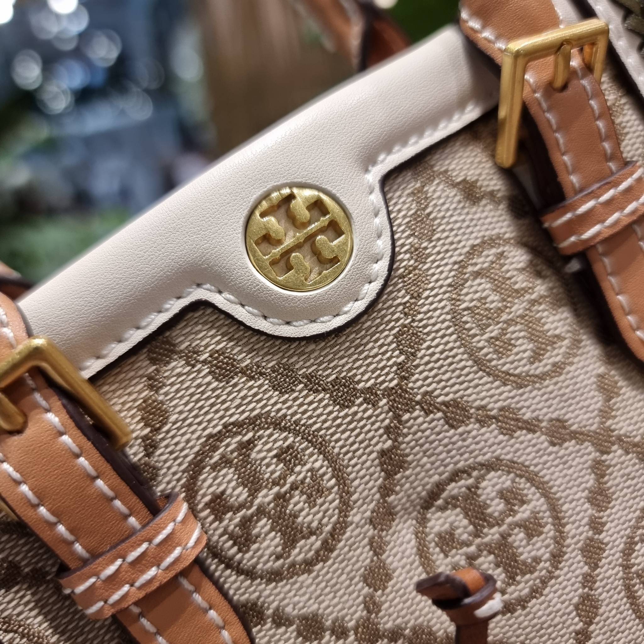 TORY BURCH T MONOGRAM BRAIDED MINI TOTE คอลเลคชั่นใหม่ พร้อมเสิร์ฟความสวยให้ถึงบ้าน!! รอบนี้จัดกระเป๋าทรงโท้ท ไซส์มินิมาให้สาวๆโดยเฉพาะ ดีไซน์ใหม่ล่าสุด สไตล์งานคราฟ มีลูกเล่นประดับดอกไม้กับตัวกระเป๋า วัสดุผ้า jacquard ตัดสลับหนังแท้ หูจับและขอบกระเป๋าตกแ