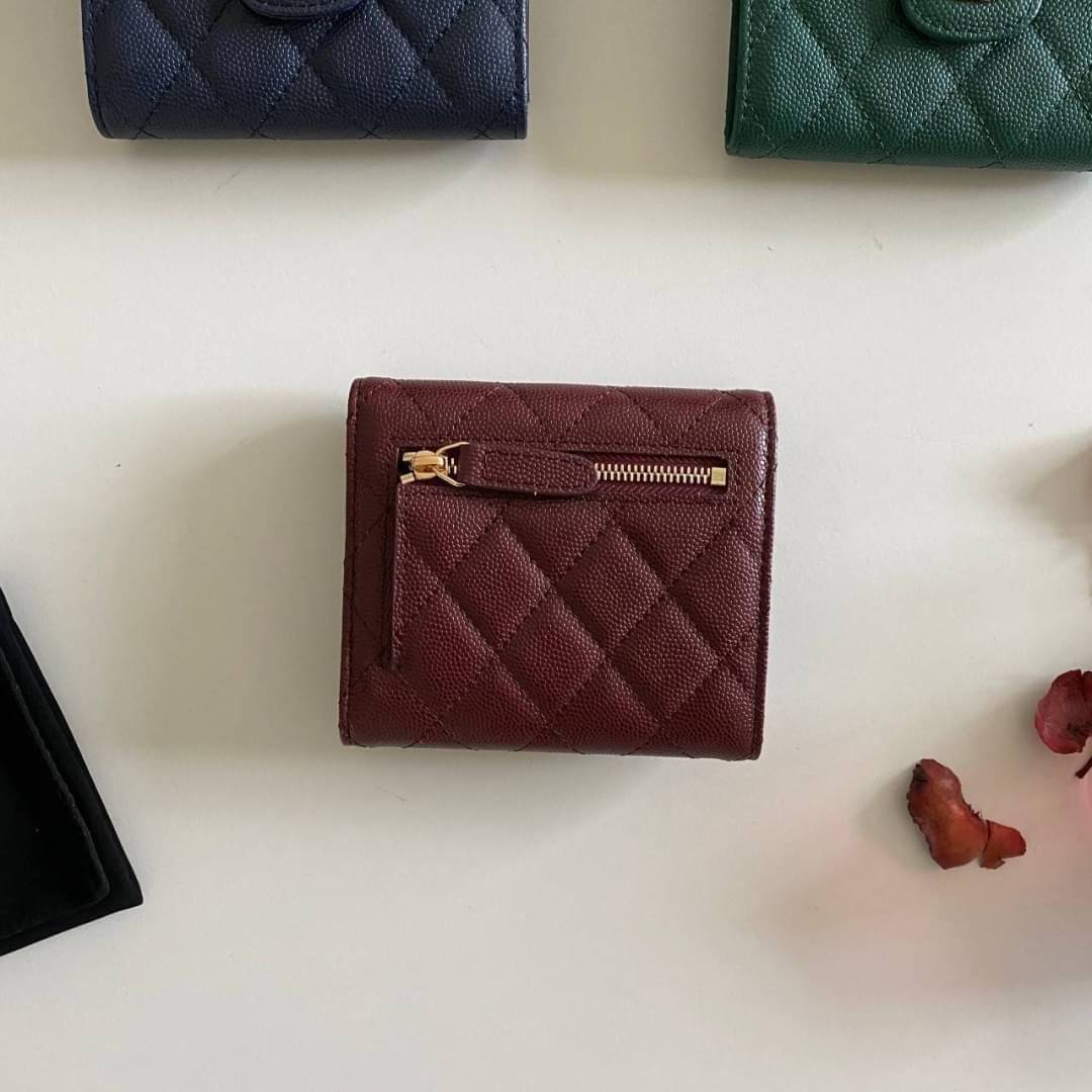 หนังแท้ Chanel Classic small wallet caviar 3 พับ พร้อมส่งที่ไทย รุ่นยอดนิยมไอเท็มฮิตวัสดุหนังแท้คาเวียร์สวยคลาสสิคเปิดปิดด้วยฝาปิดกระดุมด้านหน้ามีโลโก้แบรนด์อะไหล่ทองสวยหรูดูดี ตัวจริงสวยน่าใช้ Chanel mini นาทีนี้กำลัง in สุดๆ ภาพสินค้าถ่ายจากงานขายจริง ใ