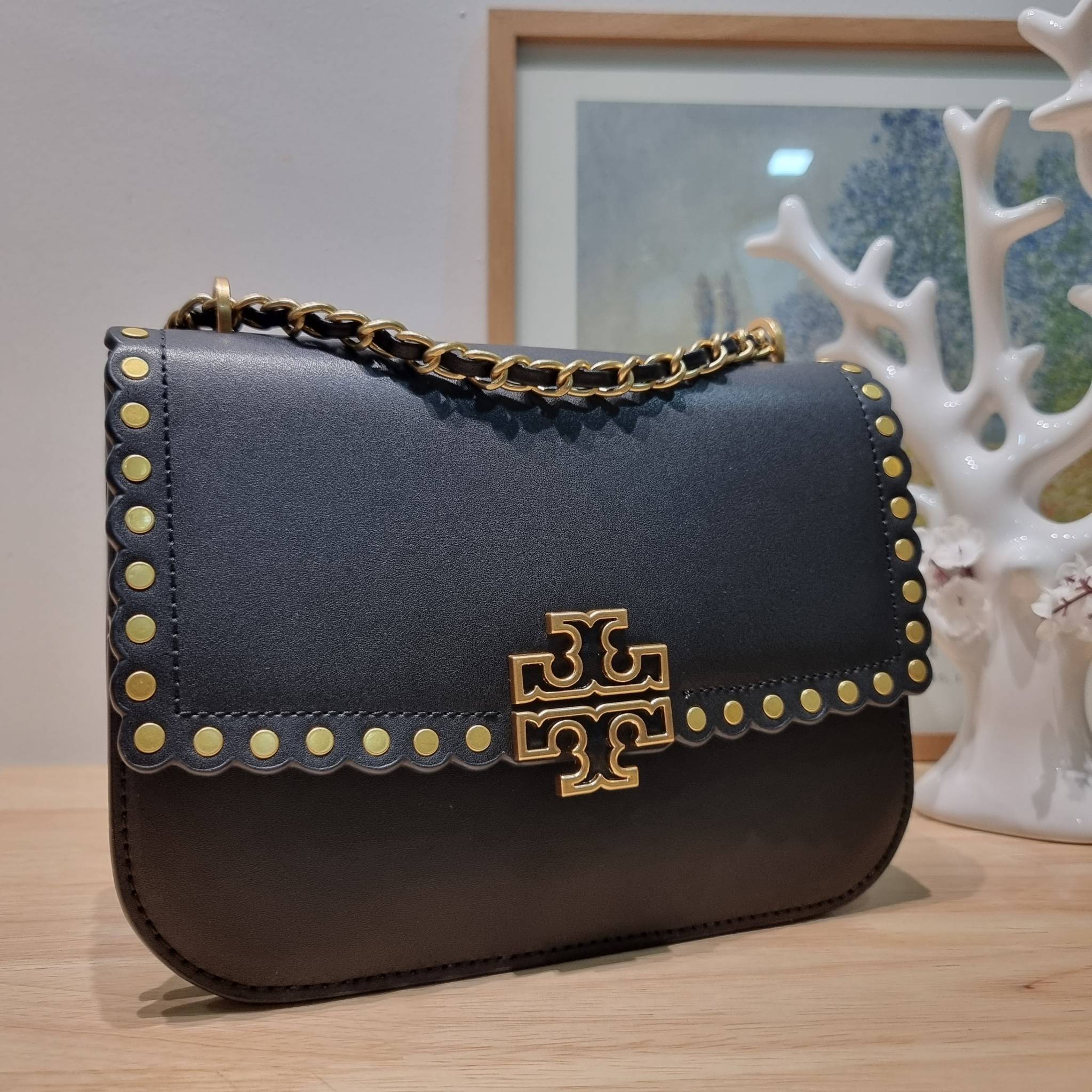TORY BURCH BRITTEN STUDDED CROSSBODY BAG / Tory Britten Small Adjustable Shoulder Bag คอลเลคชั่นผู้ดี ดีไซน์ใหม่ล่าสุด กระเป๋าสะพายตัวท็อป ที่ตกแต่งด้วยโลโก้และหมุดสวยงาม เพิ่มดีเทลเป็นกิมมิคไม่ซ้ำใคร สายสะพายก็เลิศ