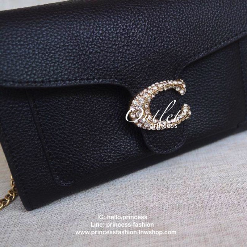 Coach Tabby Chain Clutch Detail : กระเป๋าทรงสวย สะพาย เป็นcrossbody หรือ จะถือเป็รครัชเก๋ๆ ออกงานก็สวยหรู ดูแพง สายสะพายเป็นสายโซ่แข็งแรง โดดเด่นด้วยหัวกระดุมเปิด ด้วนสัญลักษณ์รูปตัวC กากเพชร สวยยย เด่น และหรูมากๆ ใครยังไม่มี รีบซื้อเก็บไว้สักใบ หรือ เป็น