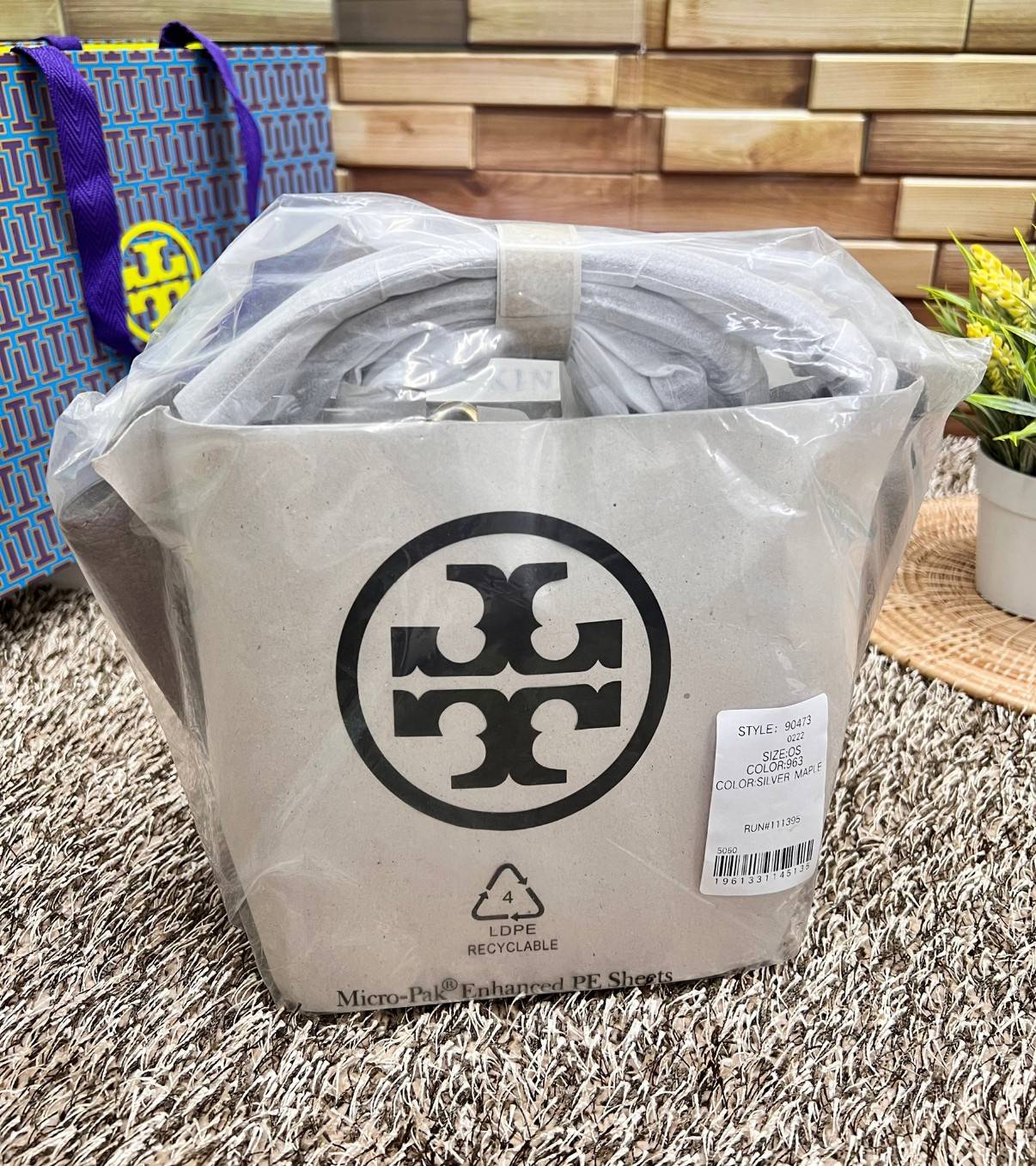 TORY BURCH MCGRAW DRAGONFLY MINI SATCHEL ((90474)) พร้อมส่งที่ไทย แนะนำต้องมีติดตัว สวยมากๆ! กระเป๋าหิ้วหรือสะพายข้างได้ หนังแกะนิ่มสวย อย่างดีเลยค่ะ ดีเทลด้านหน้าแบบหูรูด ปากกระเป๋าเปิดปิดแบบกระดุมแปลก ภายในโล่งกว้าง ใส่ของได้ครบครันหายห่วงค่ะ; มีช่องให้