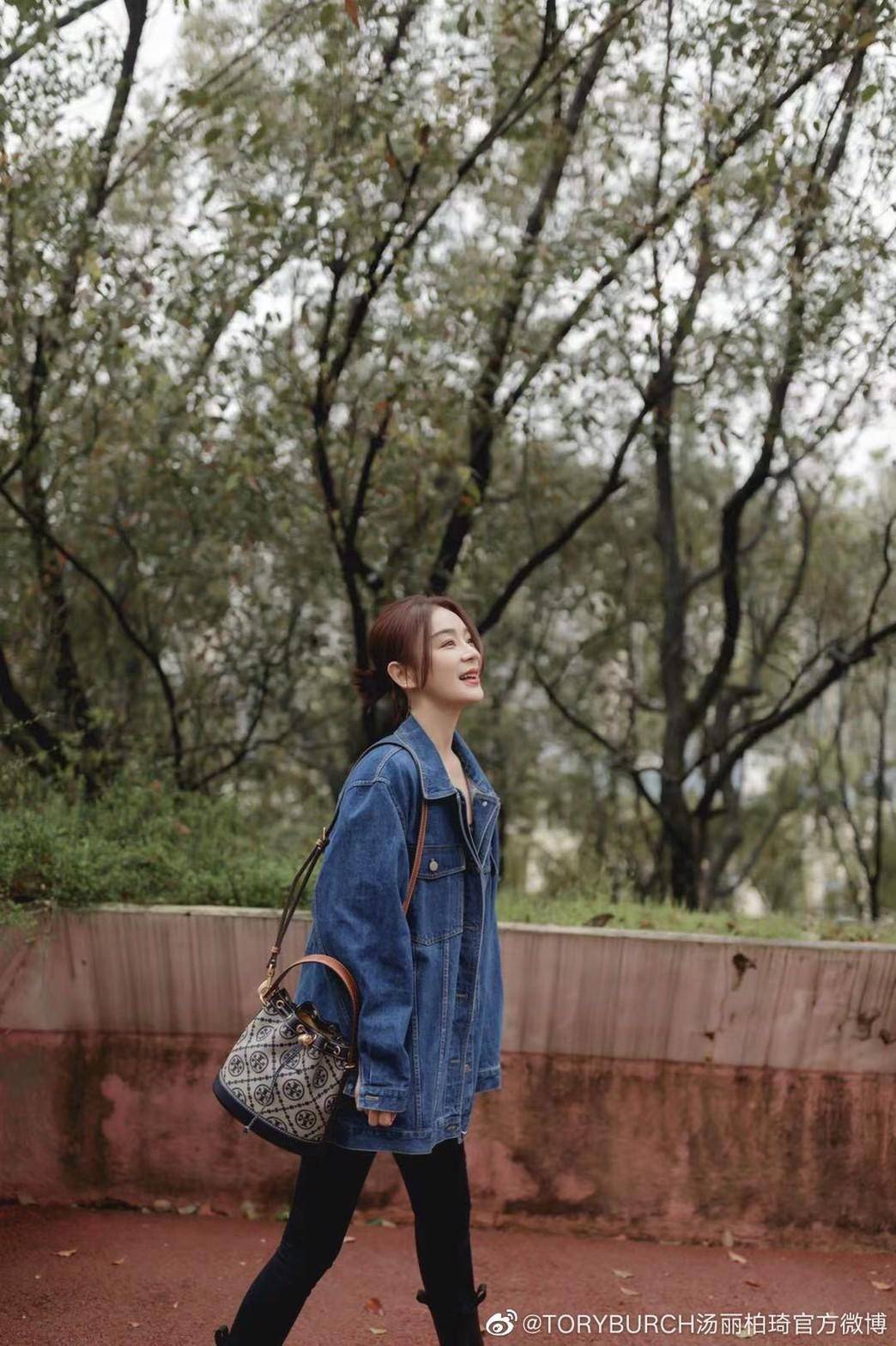 Medium Tory Burch T Monogram jacquard bucket bag กระเป๋าทรงบัคเก็ตลายโมโนแกรม ที่ได้รับแรงบันดาลใจมาจากโลโก้สุดคลาสสิก กลับมาอีกครั้งในรูปแบบของ ลวดลาย T Monogram ที่ผสมผสานความร่วมสมัยเข้ากับความเป็นเอกลักษณ์ของแบรนด์เข้าไว้ด้วยกัน