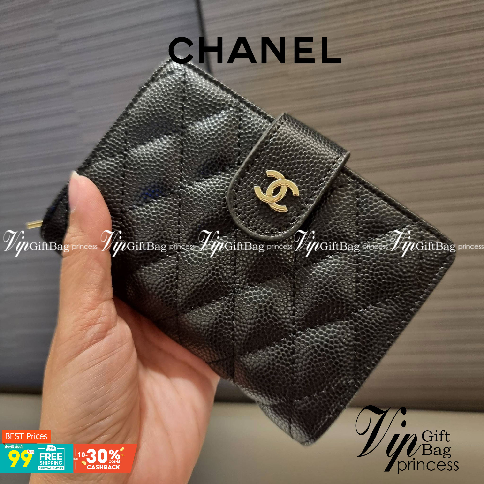 VIP 】หรูสุด ไม่ต้องพูดเยอะ!! HOT ITEM!! กระเป๋าสตางค์ใบกลางขนาดเหมาะมือ ดีไซน์ลุคผู้ดี สวยคลาสสิคจาก Chanel premium for gift วัสดุหนังลายคาร์เวีย ใช้งานง่าย เปิด-ปิดด้วยกระดุมแม่เหล็ก และซิปรูดช่องสำหรับใส่เหรียญ สะดวกมากๆ ภายในกระเป๋ามีช่องใส่บัตร ใส่ธนบ