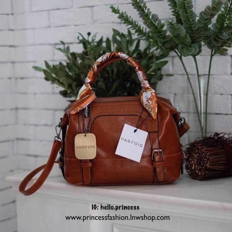 รุ่นขายดีเข้าเพิ่มค่า กระเป๋าทรงสวย จากแบรน Parfois ใช้ได้ทุกโอกาส ตัวกระเป๋า จุของคุ้ม น้ำหนักเบา หนังนิ่ม ขนาด 39x25x16 cm. สายยาว 40 cm. ปรับได้ ข้างละ 2 ทรงนี้ เป็นทรงที่ใช้งานง่าย ใช้ได้ทุกโอกาสจริงๆคะ ดีงามที่สุด ภายในกระเป๋า มีช่องแบ่งเก็บ ถึง 3 ช่