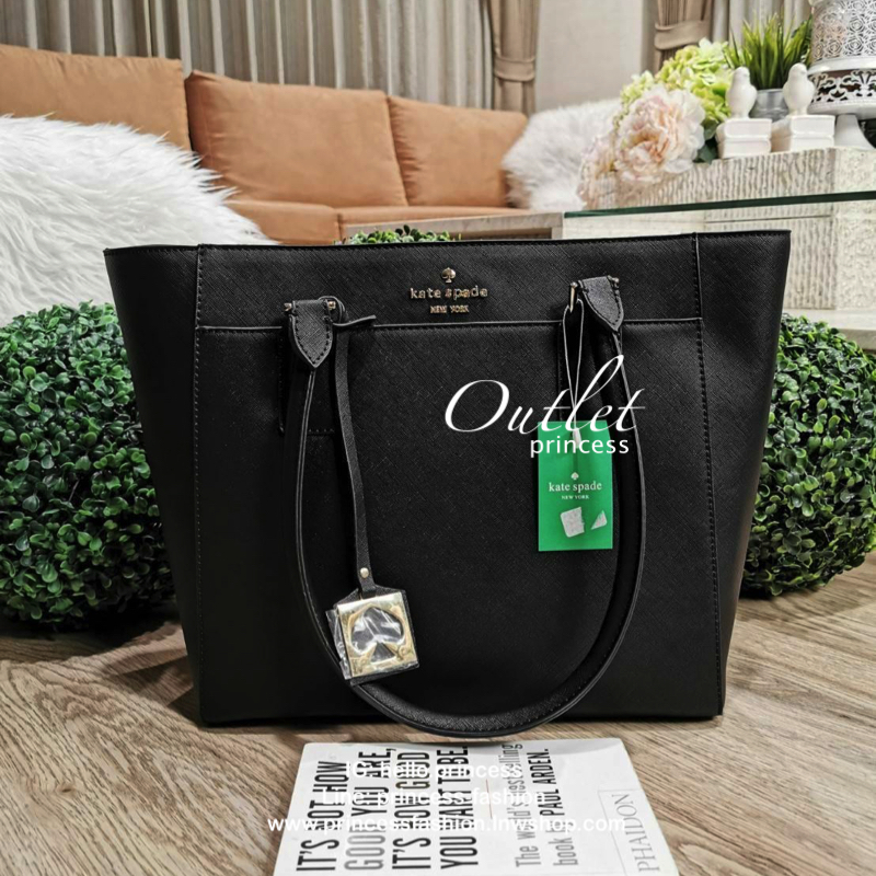 KATE SPADE NEW YORK TOTE BAG กระเป๋าถือหรือสะพายทรง Tote ใบใหญ่กำลังดีวัสดุหนัง Saffiano สวยอยู่ทรงสไตล์ PRADA น้ำหนักเบา ด้านหน้าประดับโลโก้แบรนด์พร้อมห้อย TAG สัญลักษณ์แบรนด์ที่หูหิ้ว เปิดปิดด้วยซิปแบรนด์สะดวกใช้ ภายในมีช่องแบ่งเป็นสัดส่วน มีช่องซิปกลาง