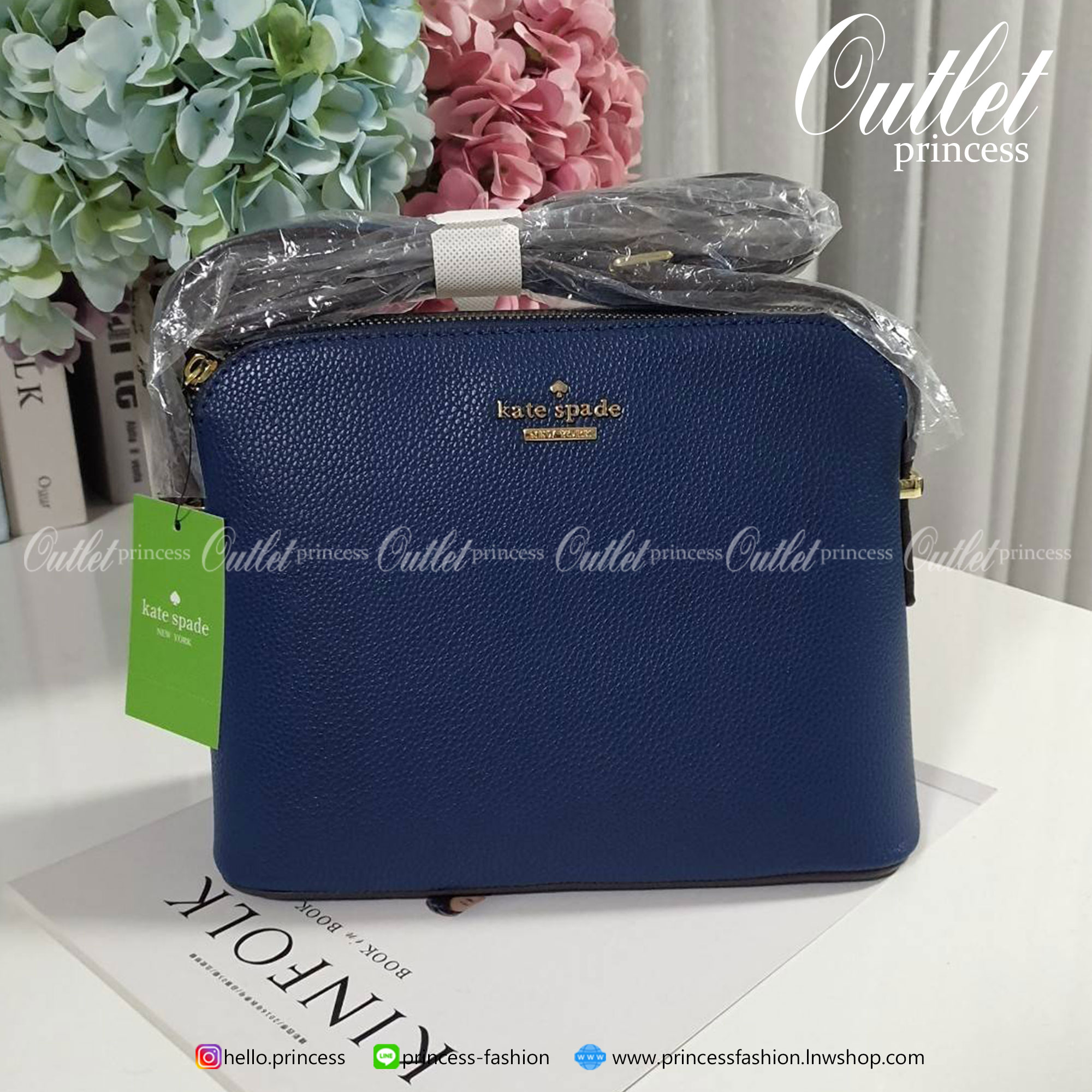 KATE SPADE CROSSBODY BAG แบรนด์ดังจากอเมริกาสุดฮิตของวัยรุ่น กระเป๋าสะพาย ขนาดน่ารักกำลังดี เปิดปิดด้วยซิปเดียวด้านบน ภายในมีช่องเล็ก1ช่อง ใส่มือถือได้ทุกรุ่นและกระเป๋าสตางยาวได้ ความยาวสาย 117cm ปรับได้ถึง5ระดับ รุ่นฮิตอีกรุ่นที่ไม่ควรพลาดเลยคร้า
