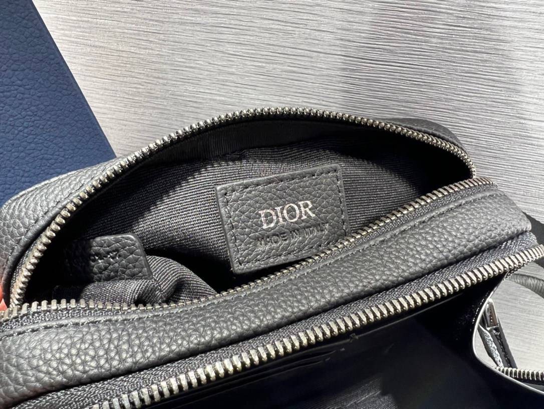 หนังแท้ CHRISTIAN DIOR BLACK GRAINED CALFSKIN POUCH WITH SHOULDER STRAP BAG พร้อมส่งที่ไทย เกรดออริจินอลหนังแท้ทั้งใบ ภาพสินค้าถ่ายจากงานขายจริง ใช้งานต่างประเทศได้