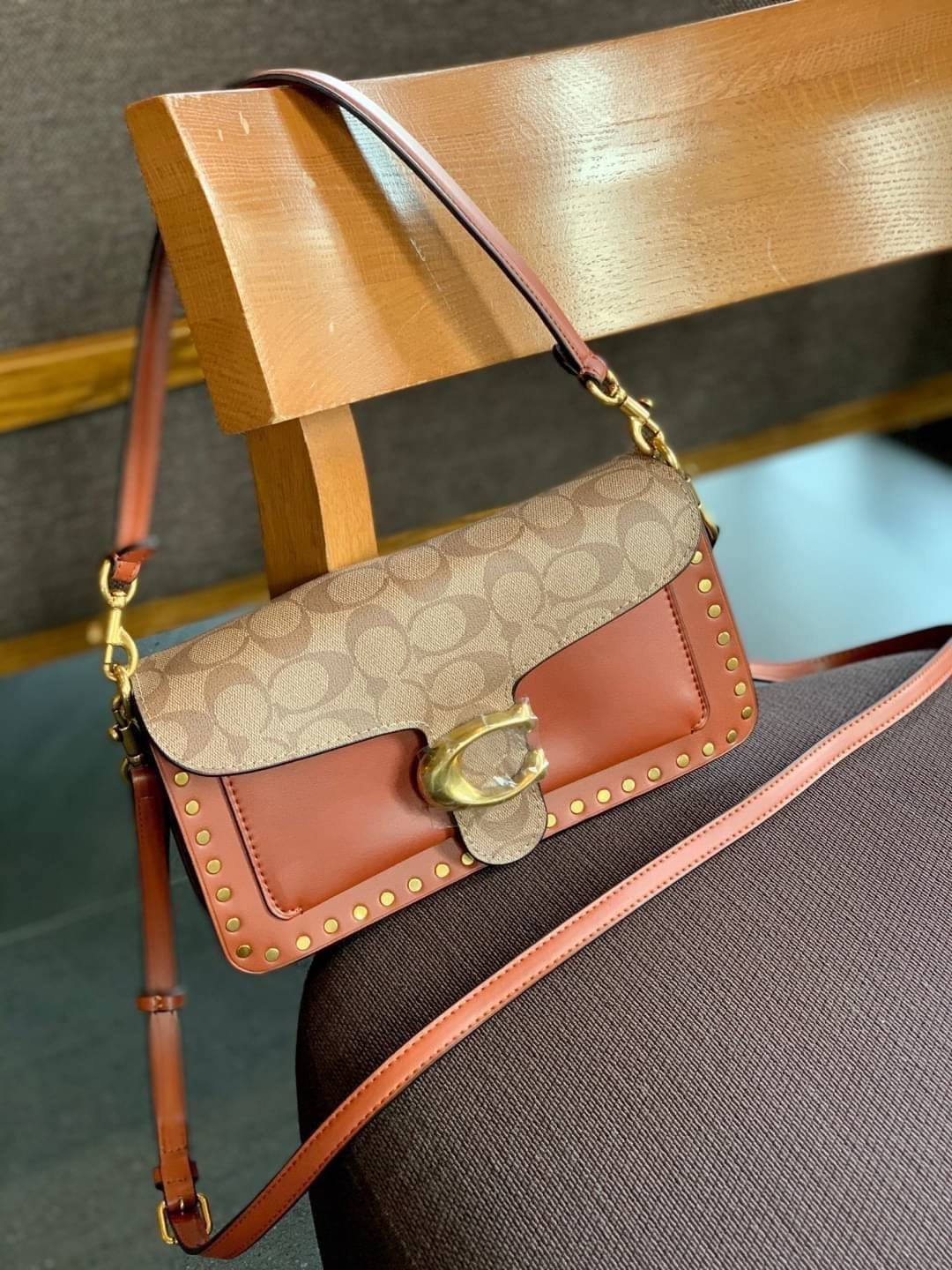 COACH TABBY SHOULDER BAG 26 พร้อมส่งที่ไทยอีกครั้งค่ะ!! กระเป๋าหิ้ว//คล้องไหล่//สะพายข้างได้ สุดคุ้ม! หนังแท้เรียบคลาสสิคเพิ่มความหรูเข้ามาค่ะ ด้านหน้ามีอะไหล่แบรนด์ตัวใหญ่โดดเด่น เปิดปิดกระเป๋าแบบกระดุมแม่เหล็ก ภายในมีช่องหลักใส่ของ2ช่อง;สามารถใส่กระเป๋า