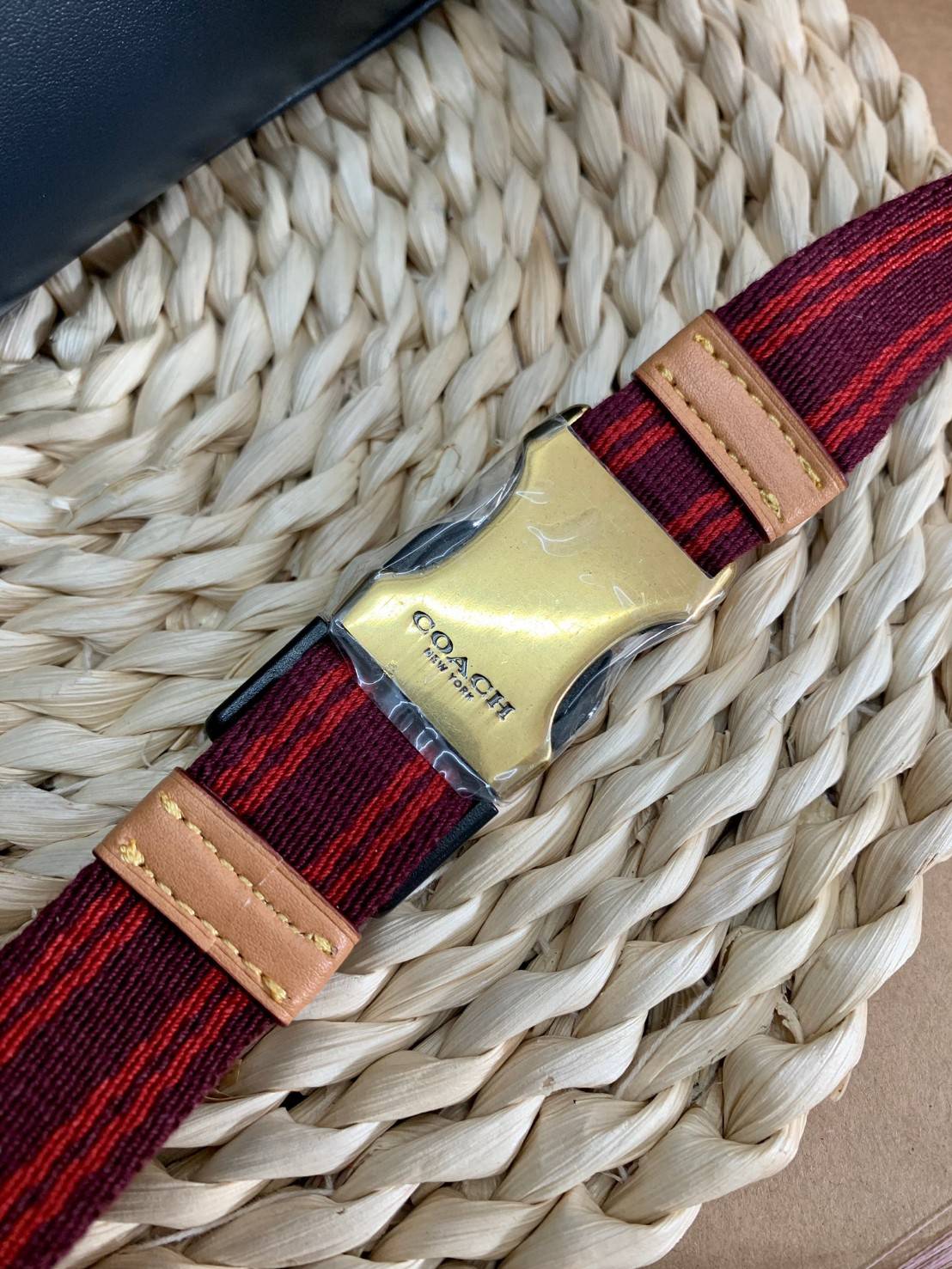 COACH BELT BAG IN SIGNATURE CHAMBRAY (3685) ❤️ใช้ได้ทั้งชาย//หญิงค่ะ กระเป๋าคาดอก วัสดุผ้าแคนวาส+หนังแท้ค่ะ ด้านหน้ามีช่องซิปขนาดกลาง ใส่มือถือได้ค่ะ ช่องซิปหลักเปิดปิดแบบซิปคู่ ภายในกว้าง ใส่ของจำเป็นได้ครบเลยนะคะ มีช่องซิปสำหรับใส่ของจุกจิกให้อีก