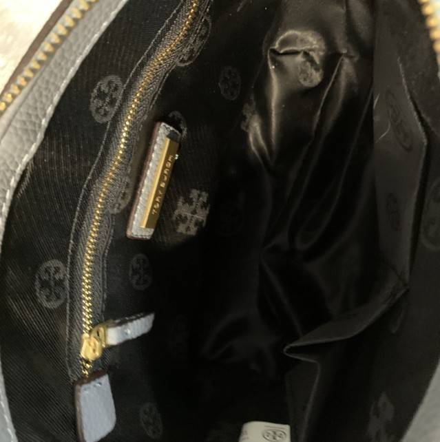 Tory Burch McGraw Mini Top Zip Satchel กระเป๋าสะพายทรงสวย ขนาดกำลังดี หูจับถนัดมือ วัสดุหนังแกะสังเคราะห์หนังสวยเงาขึ้นรูป ประดับโลโก้แบรนด์ด้วยหนังที่ด้านหน้า จะสะพายข้างหรือcrossbody ได้หมด แมทกับชุดได้ง่าย น้ำหนักเบาค่ะ มาพร้อมสายสะพายยาวปรับระดับได้ ถ