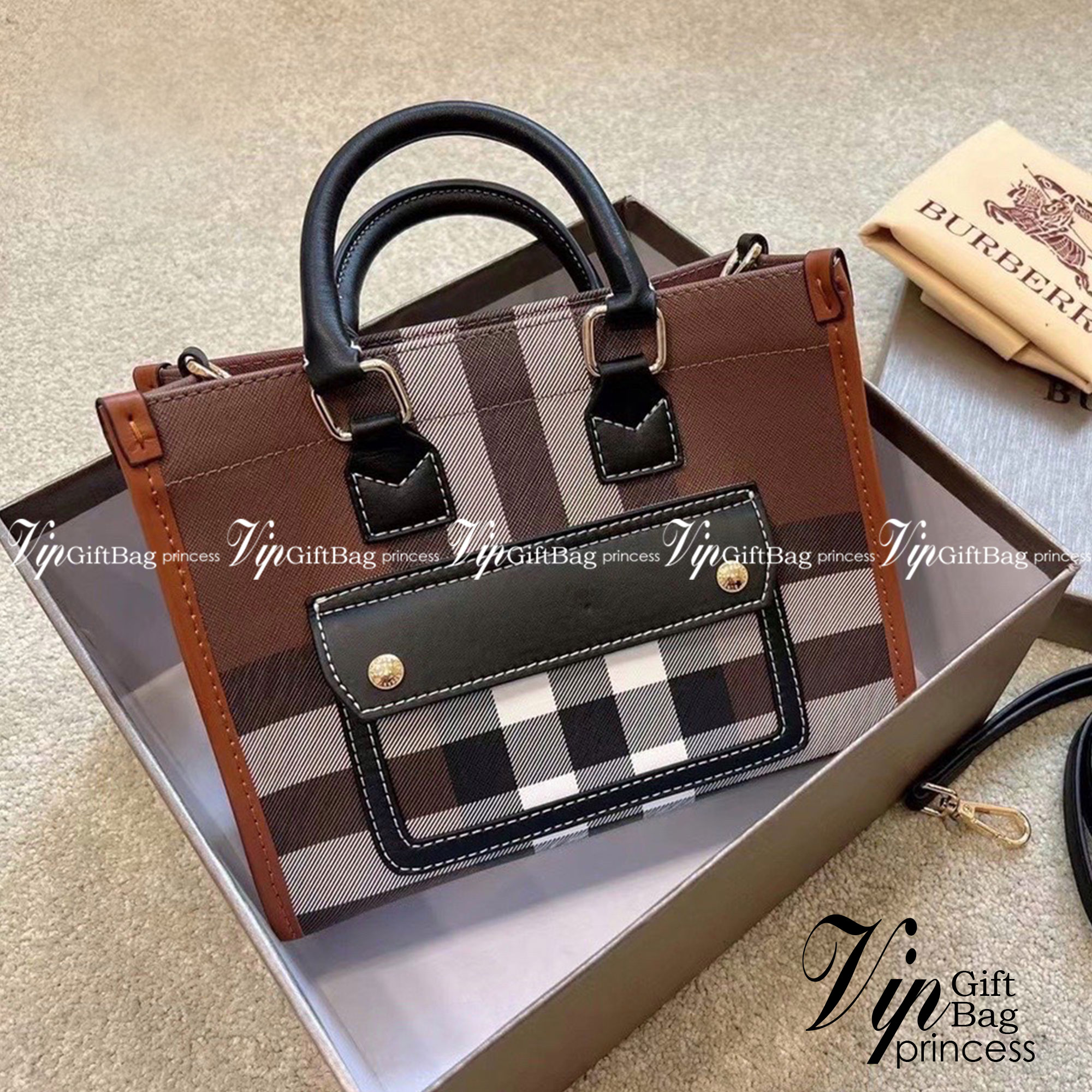 Burberry Check and Leather Mini Freya Tote / BURBERRY Mini Freya tote กระเป๋าสะพายทรงโท้ท โทนสีน้ำตาลดำวินเทจ รุ่นใหม่ล่าสุด ขนาดกำลังดีใช้งานง่าย มาพร้อมสายยาวใช้เป็น everyday look ได้เลยค่ะ