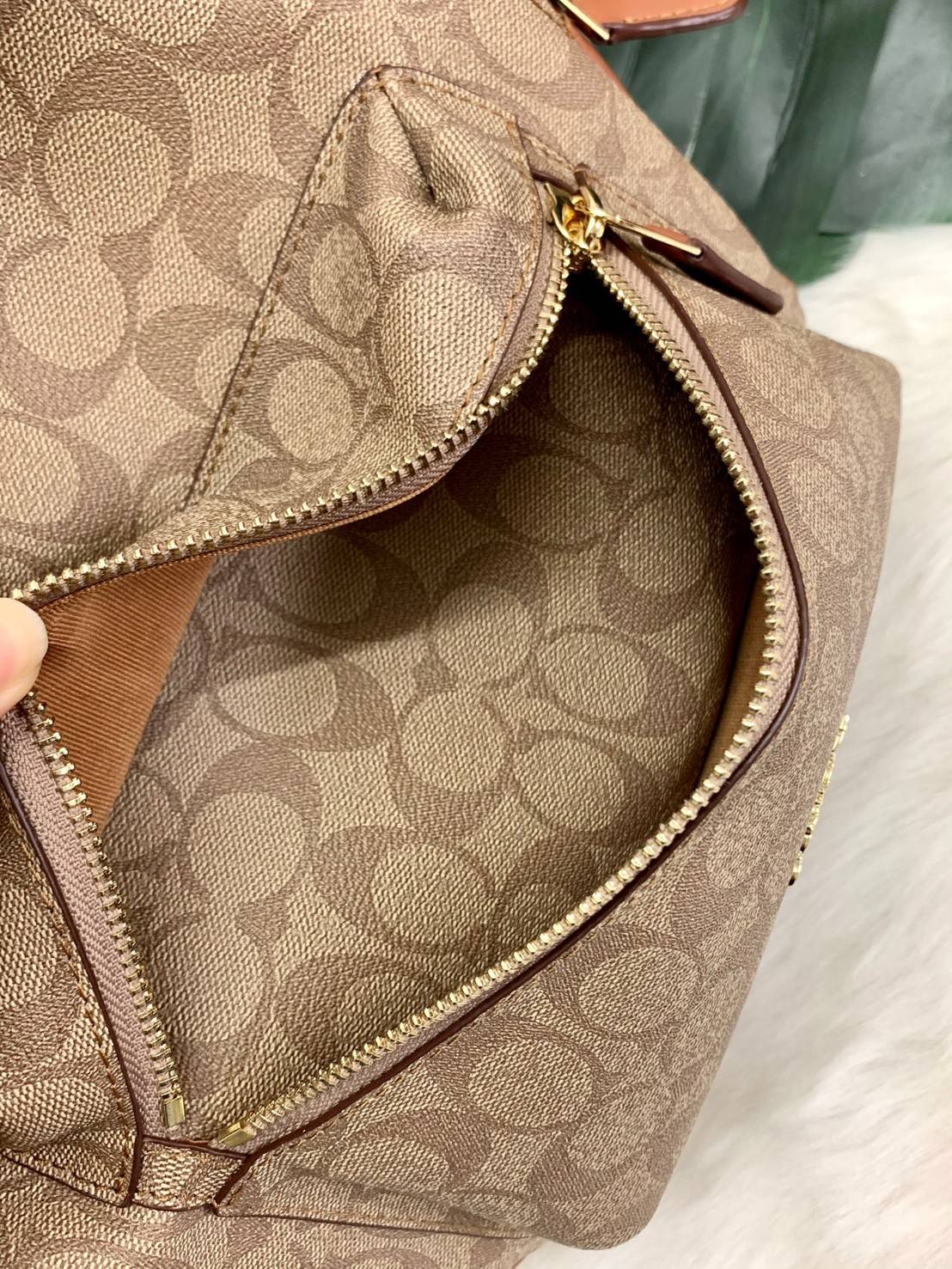 OUTLET 】COACH MEDIUM CHARLIE BACKPACK IN SIGNATURE ((32200)) พร้อมส่งที่ไทยอีกครั้งค่ะ! กระเป๋าสะพายหลังขนาดกลาง หนังแท้+ไนล่อน ด้านหน้ามีช่องซิปให้หนึ่งช่อง;เปิดปิดช่องหลักแบบซิปคู่ ภายในกว้างใส่สัมภาระได้จุนะคะ พร้อมช่องซิปให้อีกช่องค่ะ;สายสะพายสามารถเล