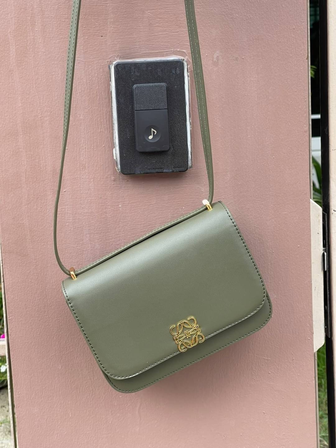 small : LOEWE Goya anagram small leather shoulder bag มาทำความรู้จักทุกดีเทลของ กระเป๋า GOYA ไอเท็มใบใหม่ล่าสุดจาก Loewe ด้วยรูปทรงกล่องอันคลาสสิกที่มาพร้อมรายละเอียดอันน่าค้นหา ด้วยรูปทรงบ็อกสุดคลาสสิก พร้อมโครงสร้างที่กะทัดรัดเปี่ยมไปด้วยสเน่ห์น่าค้นหา 