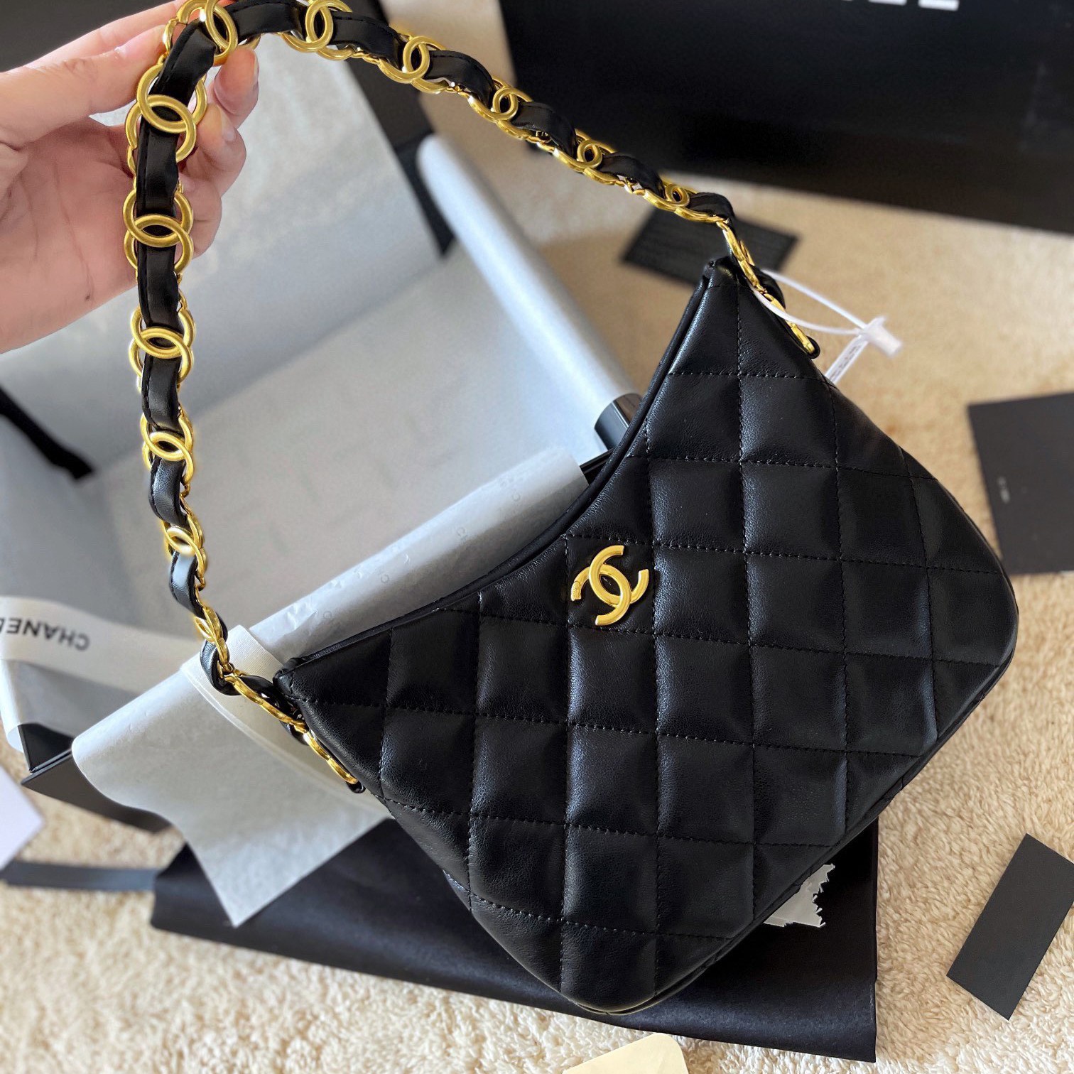 Chanel Hobo Handbag รุ่นใหม่ล่าสุด ทรงที่สาวๆรอคอย CHANEL LEATHER BAG ทรงสวยเรียบหรู เนื้อหนาดีมาก อะไหล่ทองวินเทจ ประดับโลโก้แบรนด์สุดหรู