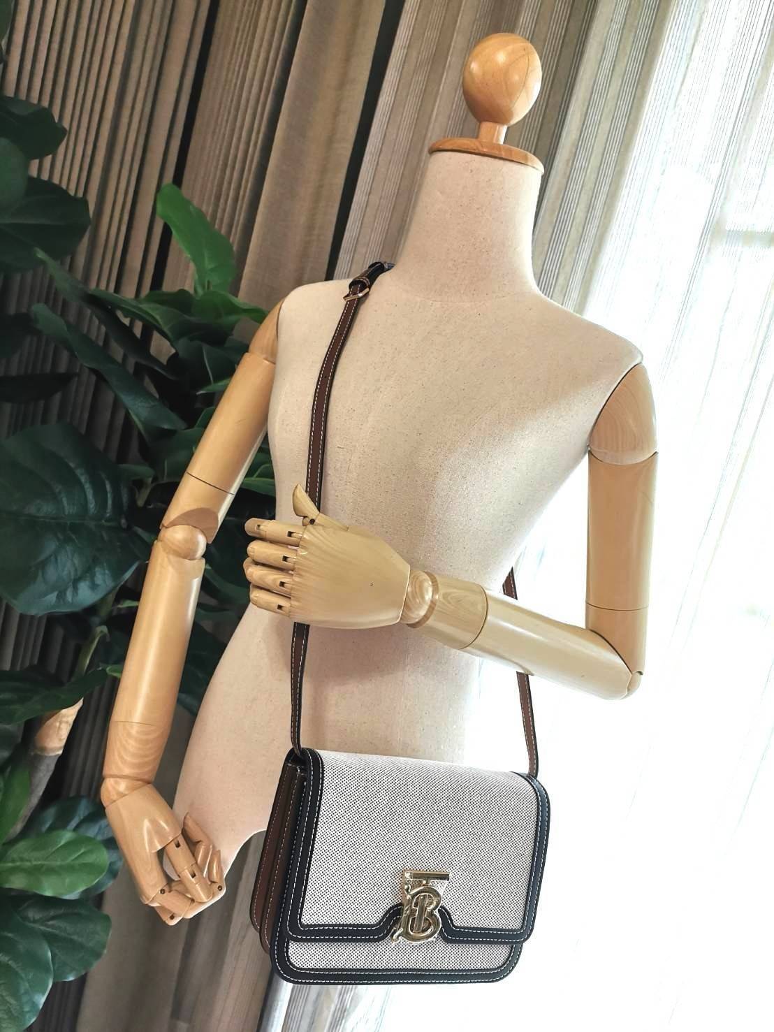 BURBERRY FRAGRANCES CROSSBODY BAG VIP GIFT WITH PURCHASE (GWP) พรีเมี่ยมกิ๊ฟรุ่นใหม่ล่าสุด Limited Edition วัสดุ Canvas & Leather ทรงเหลี่ยมสวยหรูอยู่ทรงโลโก้แบรนด์ด้านหน้าเปิดปิดด้วยฝาปิดสัญลักษณ์รูปตัวBภายในมีช่องแบ่งเป็นสัดส่วนใส่มือถือของจุกจิกได้ สาย