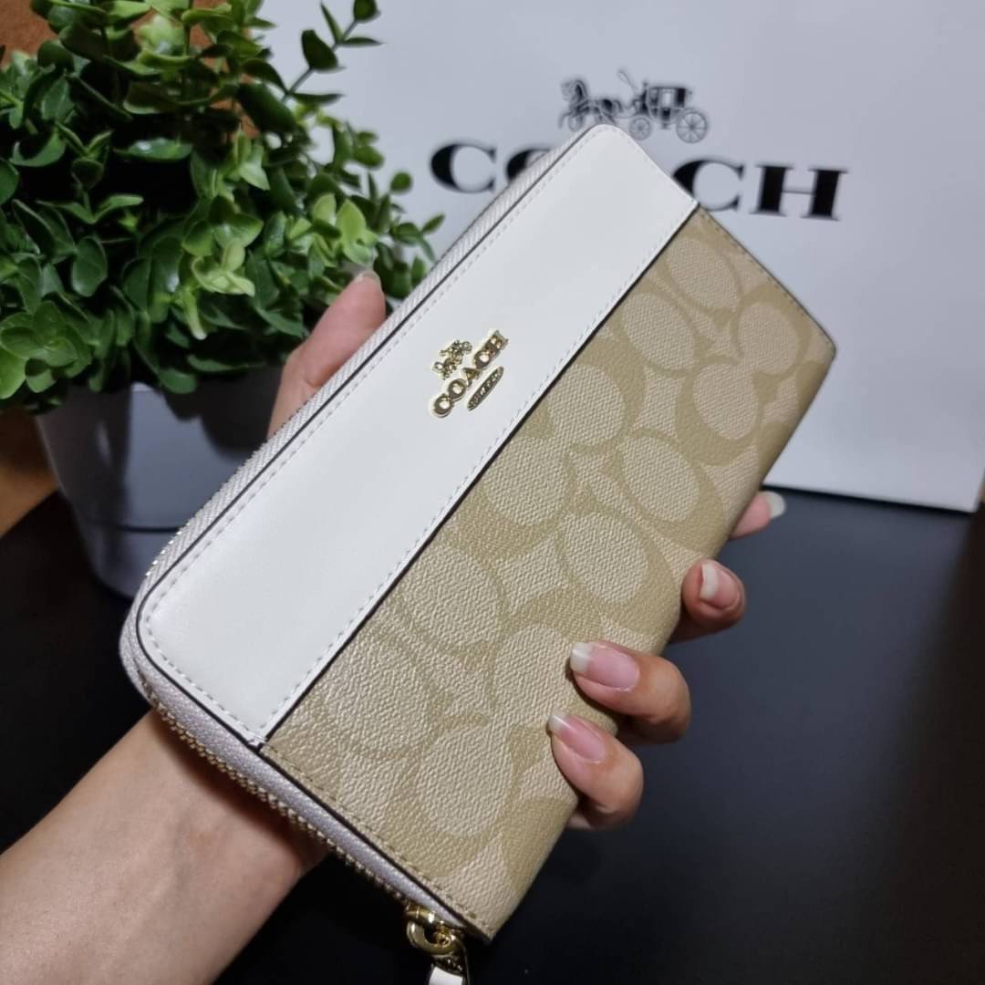 COACH F76873 ACCORDION ZIP WALLET IN SIGNATURE CANVAS Best seller กระเป๋าสตางค์รุ่นคลาสสิค ซิกเนเจอร์ของแบรนด์ ที่ขายดีตลอดกาล วัสดุหนังแคนวาสเคลือบสลับหนังแท้ เปิด-ปิดด้วยซิปรอบ รูดใช้งานง่าย ใส่บัตรได้ มีช่องซิปใส่เหรียญ ใส่มือถือได้ พกใบนี้ใบเดียวเอาอย