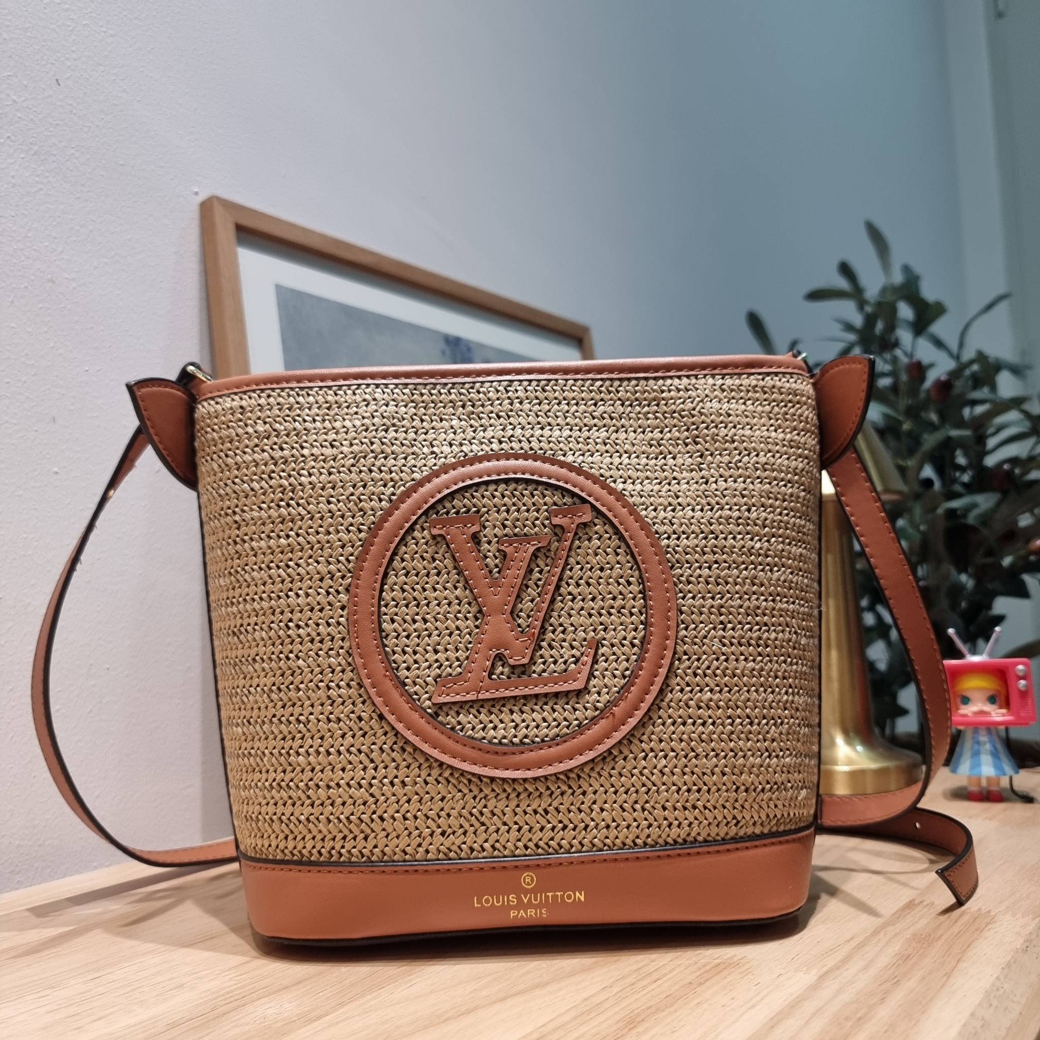 LV PETIT BUCKET BAG ไอเท็มเอ็กซ์คลูซีพจัดมาให้สาวๆโดยเฉพาะ!! กับกระเป๋าสะพายรุ่นลิมิเต็ดหายาก รูปทรงสวยงามสานเต็มใบ และยังโดดเด่นด้วยโลโก้ สีโทนอุ่น