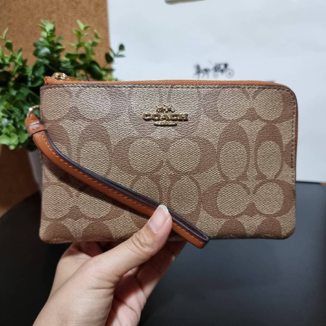 COACH F87591 DOUBLE CORNER ZIP WALLET IN SIGNATURE COATED CANVAS คล้องมือรุ่น 2 ซิป!! มาแล้วจ้า 🌟🤗 ไซส์นี้คือเหมาะมือจริงๆ พกง่ายเช่นเคย ไม่ต้องกังวลว่าจะเกะกะหรือกินพื้นที่กระเป๋าหลัก วัสดุหนังแคนวาสเคลือบลาย มีช่องหลักแยก 2 ช่อง ภายในบุผ