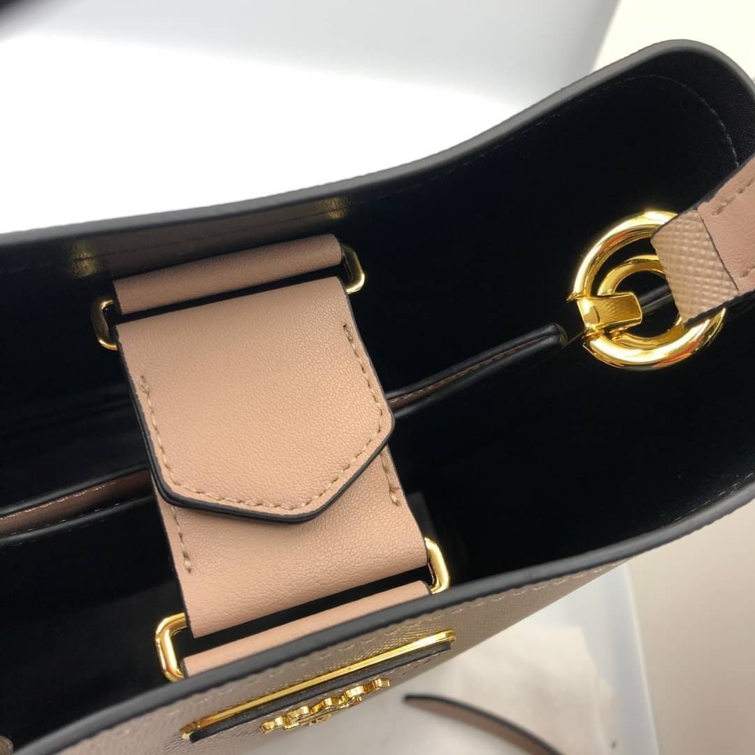 VIP 】หนังแท้ Prada Panier Bag Medium Saffiano Leather พร้อมส่งที่ไทย กระเป๋าสะพายข้างทรงบัคเก็ต จุของได้เยอะมาก เรียบแต่หรู ต้องใบนี้เลยค่าา