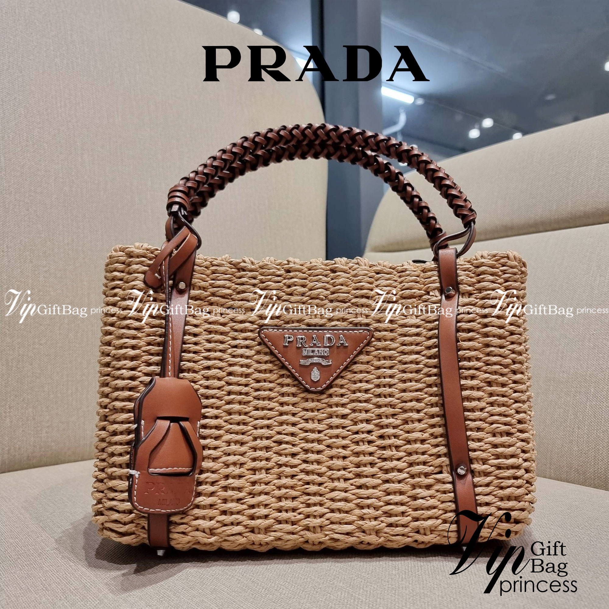 PRADA CORN HUSK AND LEATHER TOTE ธรรมชาติเป็นหนึ่ง!! กับอีกไอเท็มรักษ์โลก ด้วยดีไซน์ล้ำทันสมัย ผสานกับวัสดุจากธรรมชาติ ออกมาเป็นลายสานที่สวยหรู ไม่กระด้าง กระเป๋าทรงโท้ท ขนาดกำลังสวย มาพร้อมหูจับในตัว มีซิปรูปเปิด-ปิดที่ปากกระเป๋า ภายในโล่งกว้าง ใส่ของได้