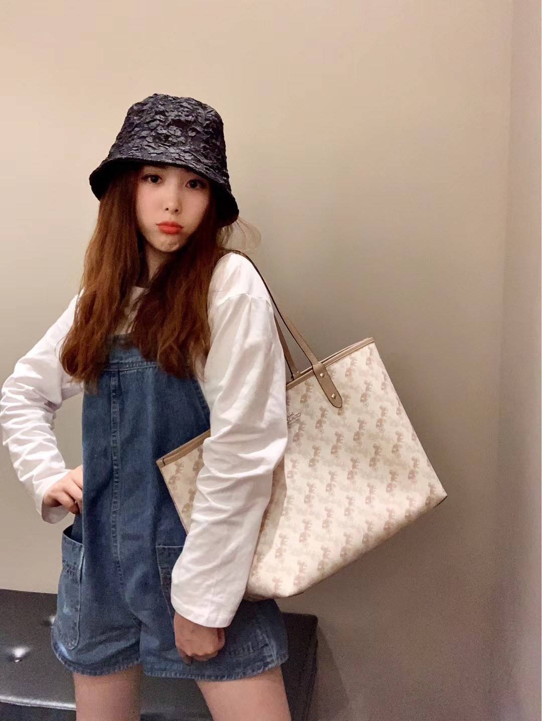 COACH 91107 REVERSIBLE CITY TOTE WITH HORSE AND CARRIAGE PRINT ใช้ได้ 2 ด้าน 🔺ทรง Tote รุ่นแนะนำค่ะ!! วัสดุ pvc อย่างดี นิ่มยวบตัวสวย ลายรถม้าทั้งใบค่ะ (ในไทยหายากค่ะลายนี้) 📌สามารถใช้ได้ทั้งด้านในและด้านนอกนะคะ สวยทั้ง2ด้านเลยทีเดียว เป็น