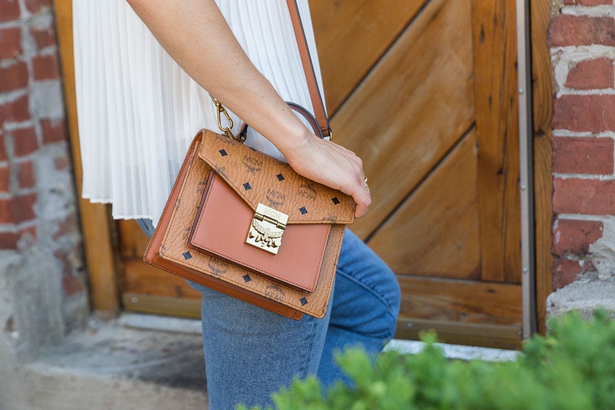 M.C.M MEDIUM PATRICIA SATCHEL IN VISETOS ไซส์กลางมาให้จับต้องแล้วจ้า!! รุ่นที่สาวๆต่างถามหา!! ต้องไอเท็มนี้เลย กระเป๋าถือ/สะพาย ทรงสวยหรู เหมาะกับทุกๆโอกาส ดีไซน์ออกมากึ่งเป็นทางการ แต่ใช้งานได้ทุกสไตล์ วัสดุหนังแคนวาสคุณภาพดีสลับหนังแท้ เปิด-ปิดด้วยตัวกด