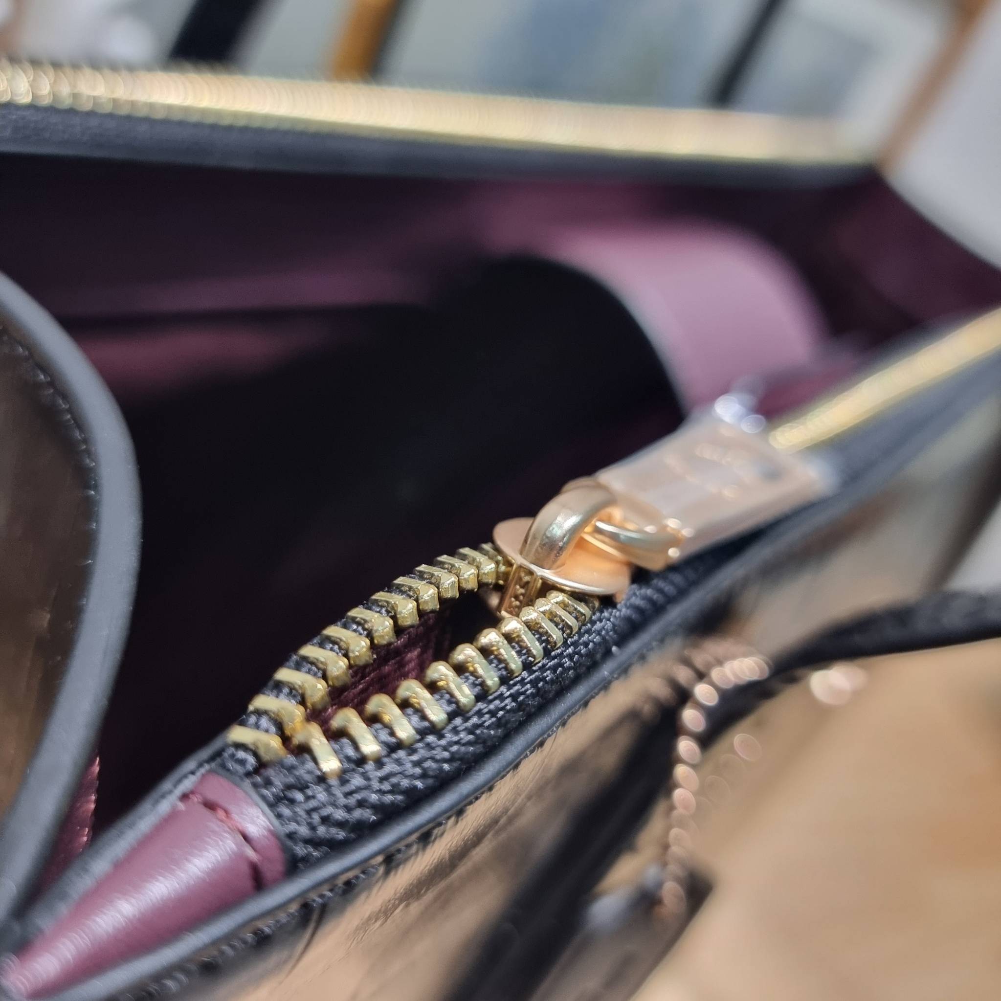 COACH NINA CARRYALL CL654 / COACH Nina Tote Bag พร้อมส่ง 2 สี กระเป๋าโท้ทสะพายไหล่ ใบใหญ่ คอลเลคชั่นใหม่ ตอบโจทย์คนที่ชอบใส่ของเยอะๆได้อย่างดี ดีไซน์รูปทรงคลาสสิค เรียบหรู