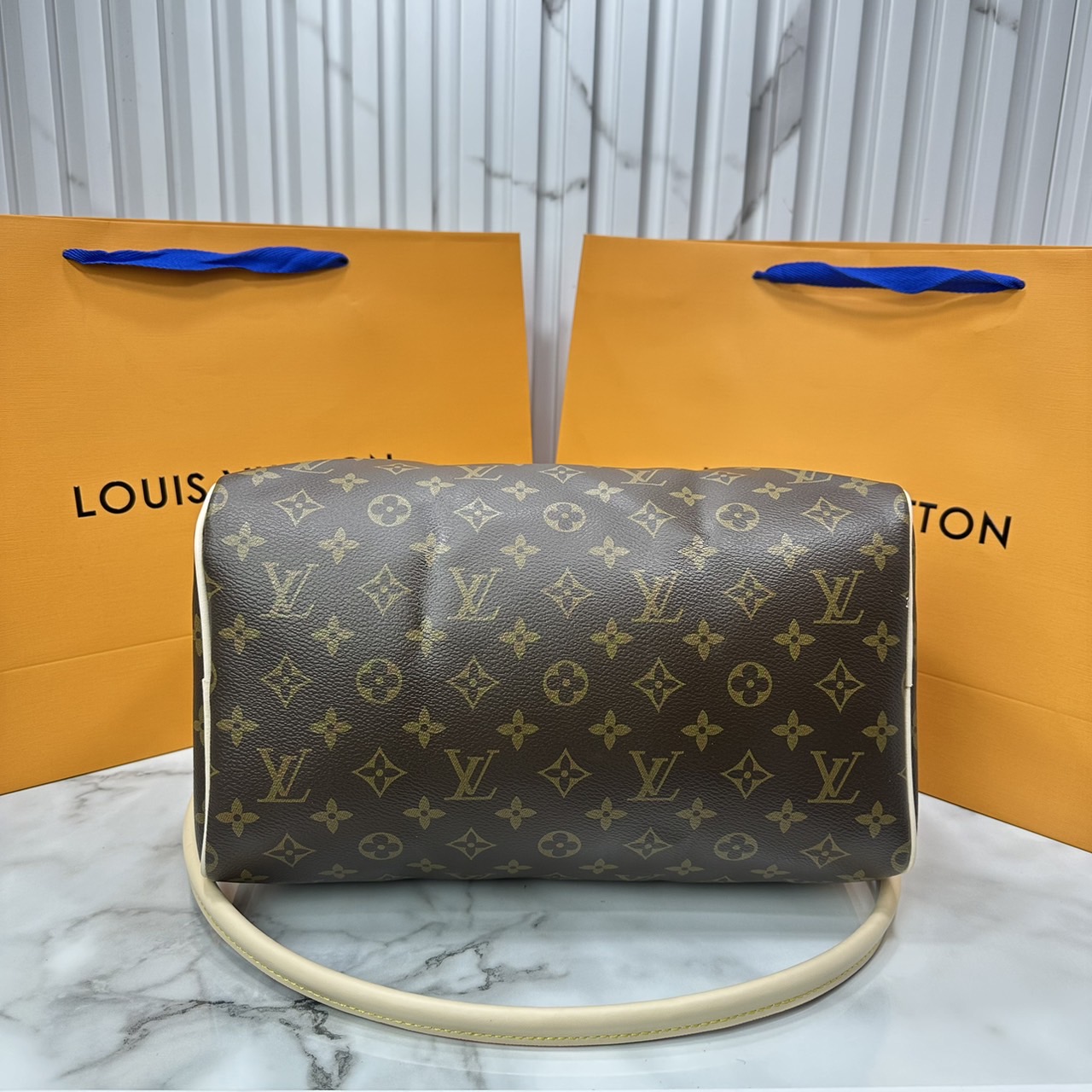 LV speedy soft 30 crafty bag กระเป๋าทรงหมอน รุ่นท็อปฮิต กับดีไซน์ใหม่ต้อนรับฤดูกาลท่องเที่ยว โดดเด่นด้วยการตกแต่งลายพิมพ์ซิกเนเจอร์ และป้ายแท็กหนังสุดเก๋