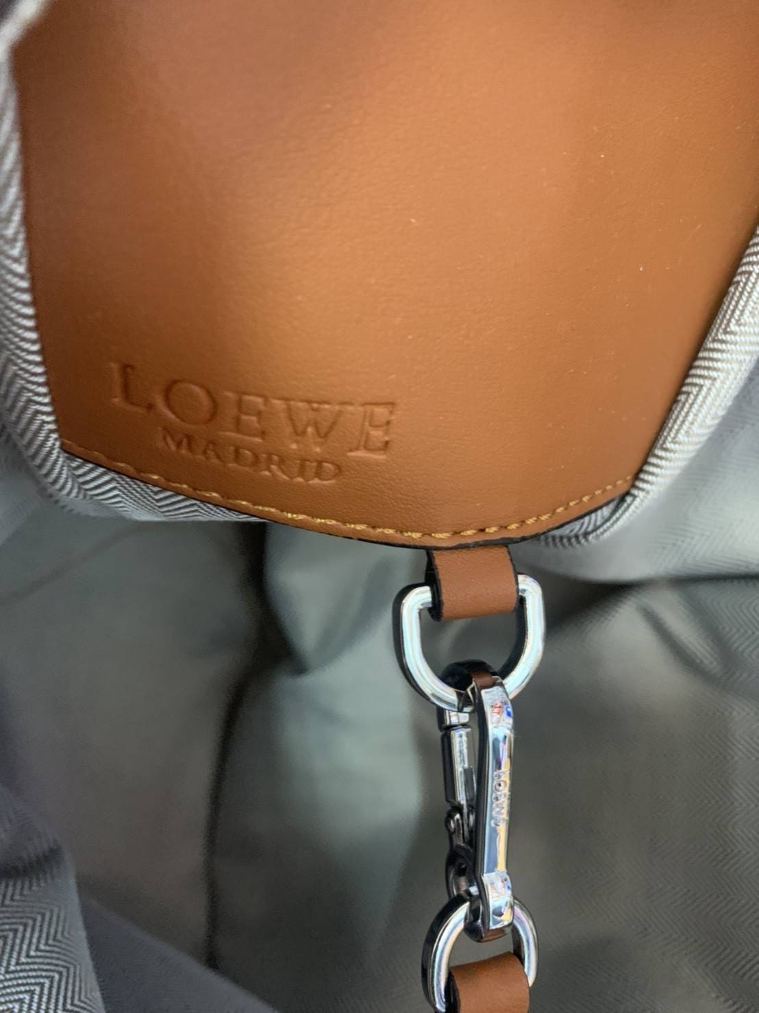 Loewe Hammock Bag / Loewe Small Hammock Tan Ken Price La Palme Edition / กระเป๋าสไตล์แคชชวล พิมพ์ลายต้นปาล์ม