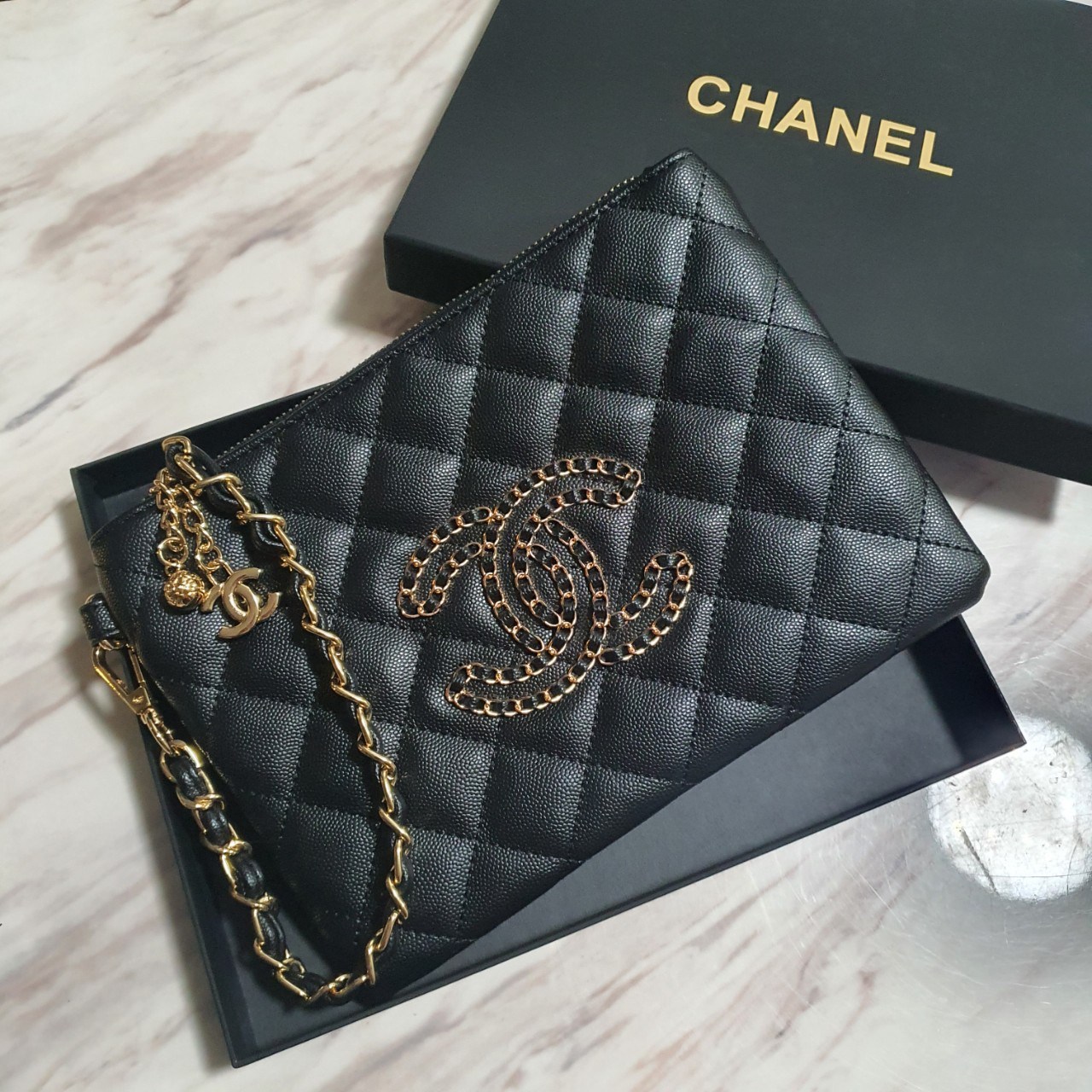 SIZE MEDIUM พร้อมส่งรุ่นขายดี!!! Don't Miss! Chanel Clutch Bag VIP Gift With Purchase (GWP) กระเป๋าคลัชแบนหรือกระเป๋าสตางค์ GWP จาก Chanel Cosmetic Counter Duty free วัสดุหนังคาเวียร์สวยหรูเปิดปิดด้วยซิปสะดวกใช้ ด้านหน้าประดับโลโก้แบรนด์อะไหล่ทองและม