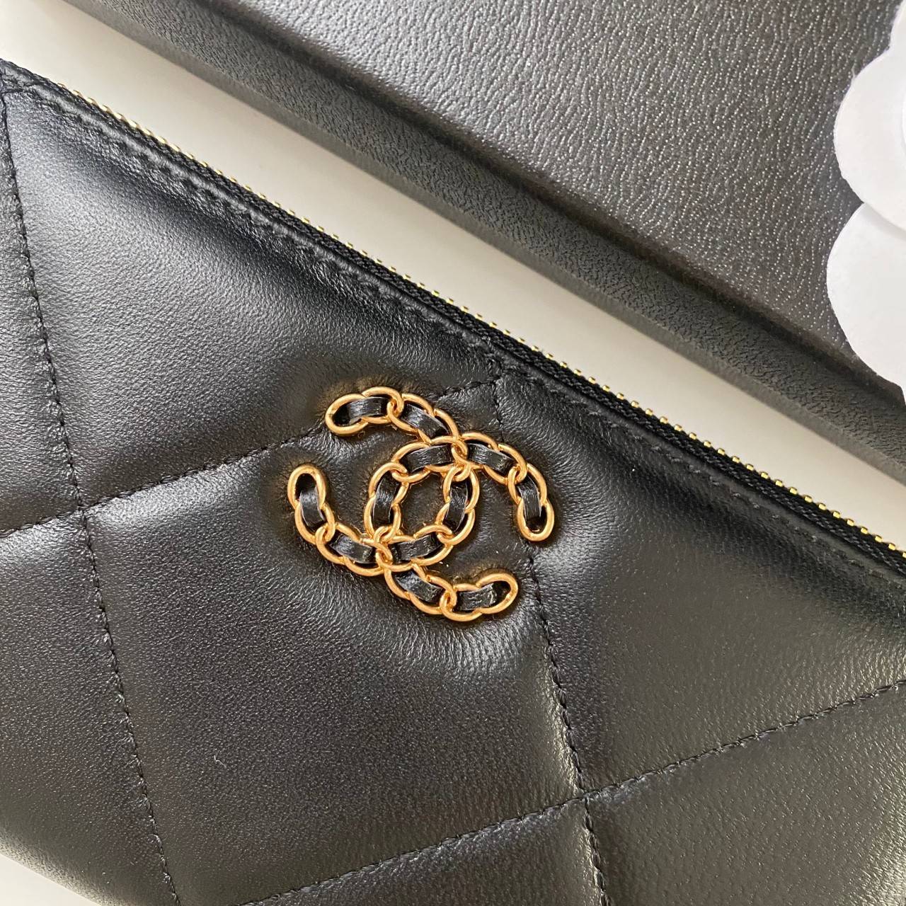 พรีเมี่ยมกิ๊ฟแท้ 100% 】CHANEL WALLET ZIP หนังแท้ กระเป๋าสตางค์ใบยาวซิปรอบ แนะนำรุ่นนี้ค่ะ งานพรีเมี่ยมกิ้ฟท์จากเค้าเตอร์ต่างประเทศ หนังสัมผัสเรียบ จากแบรนด์ CHANEL (GWP) ด้านหน้ามีโลโก้แบรนด์ CC โซ่ทองหรู