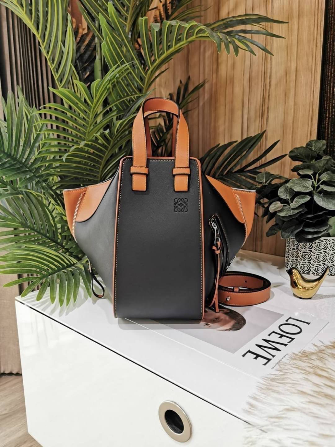 LOEWE HANDLE & SHOULDER BAG VIP GIFT WITH PURCHASE (GWP) กระเป๋าถือหรือสะพายหนังแท้พรีเมี่ยมกิ๊ฟ Limited จาก LOEWE PERFUME DUTYFREE รุ่น Rare items สุดๆวัสดุหนังแท้ Calfskin หนังสวยดีไซน์มีเอกลักษณ์ ใบใหญ่กำลังดี น้ำหนักเบา ด้านข้างมีซิปปรับขยายได้หลายทรง