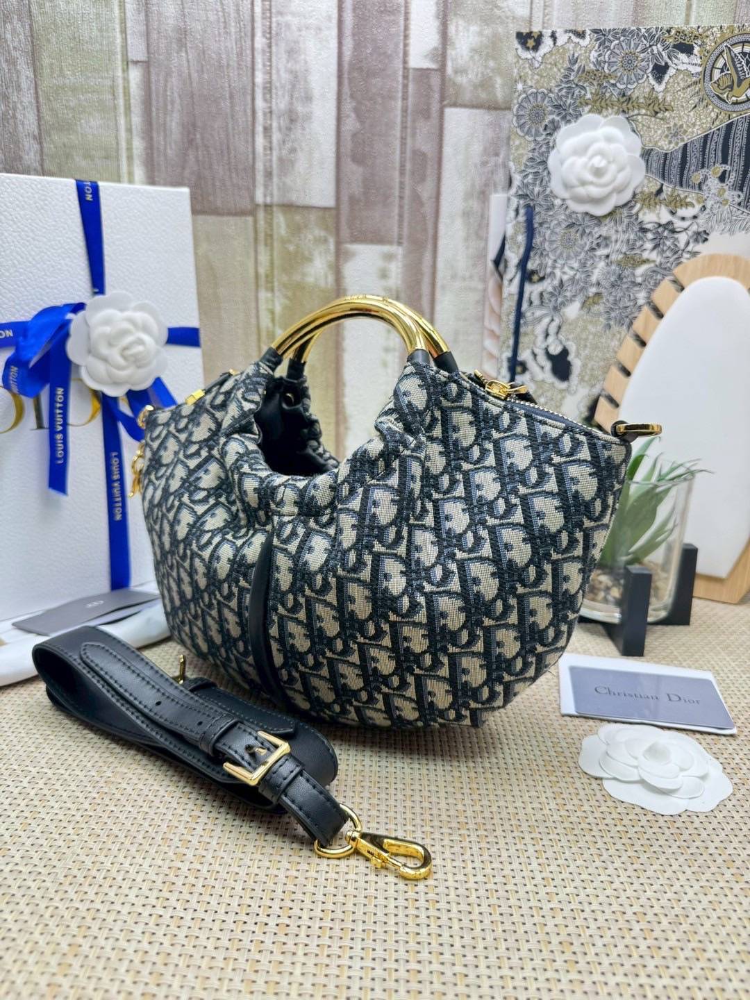 ORI หนังแท้ | DIOR Walk in Dior Purse Blue Oblique Jacquard / diorclutch กระเป๋าสะพายทรงคลัชสุดลัคชู หรูหราเกินเรื่อง ดีไซน์ใหม่มาแรงมาก! โดดเด่นด้วยหูจับทรงโค้งสีทอง ดูแพงสุดๆ