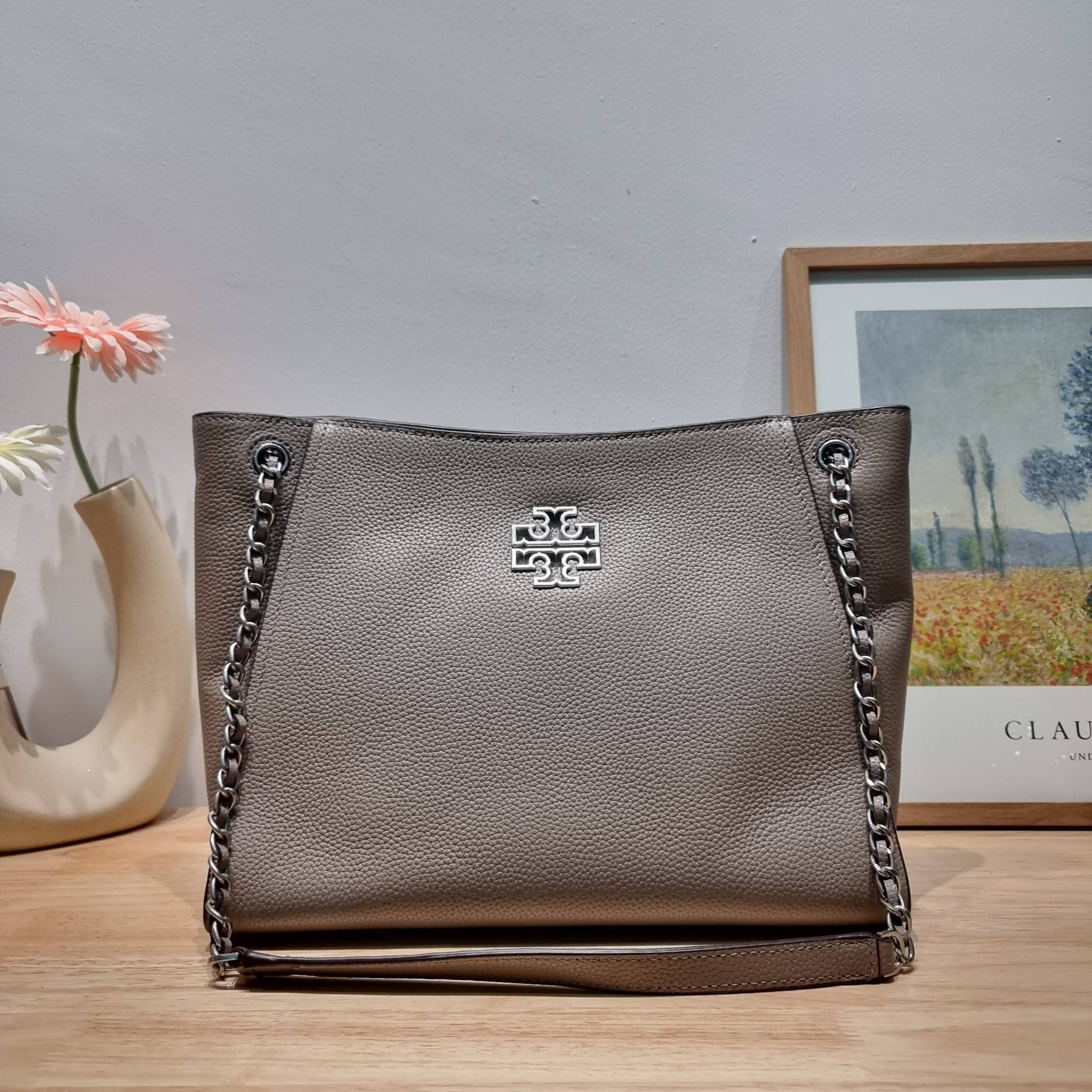 TORY BURCH BRITTEN SMALL SLOUCHY TOTE / TORY TOTE BAG / TORY BAG พร้อมส่ง กระเป๋าสะพายตัวแม่ รุ่น top ที่สวยดูแพง ใช้งานสะดวกมาก ดีไซน์ออกมาได้เรียบหรู ผู้ดี