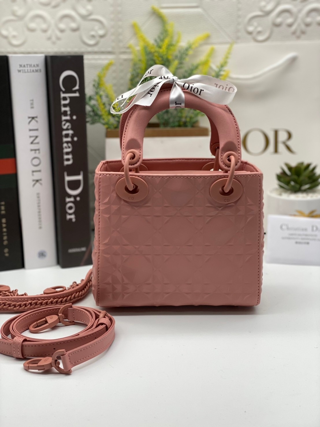 หนังแท้ DIOR LADY BAG 17cm ไซส์เล็กขนาดกำลังน่ารักเลยค่ะ งานออริหนังแท้ทั้งใบปั้มลายรุ่นใหม่ล่าสุด ความสง่างามอีกหนึ่งรุ่นของ Dior รูปทรงสีเหลียม ขนาดกระทัดรัด ตั้งอยู่ทรง ฐานกระเป๋าแข็งแรง มีหมุดรองฐาน ดีไซน์ที่มีเอกลักษณ์เฉพาะตัว ด้านหน้าตกแต่งด้วยตัวอั