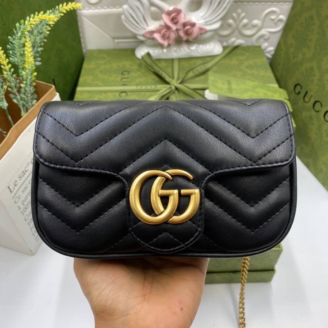 หนังแท้ GUCCI GG Marmont Super Mini กระเป๋าสะพายข้างใบเล็ก น้องมินิ น่ารั๊กมุ้งมิ้ง วัสดุหนังแท้เชฟรอน สายสะพายแบบโซ่ อะไหล่ทองหรูหรา ด้านหน้าประดับโลโก้แบรนด์หรู ทนทาน แข็งแรง น้ำหนักเบา น่ารักมุ้งมิ้ง ไม่ควรพลาดเลยค่า ภาพสินค้าถ่ายจากงานขายจริง ใช้งานต่