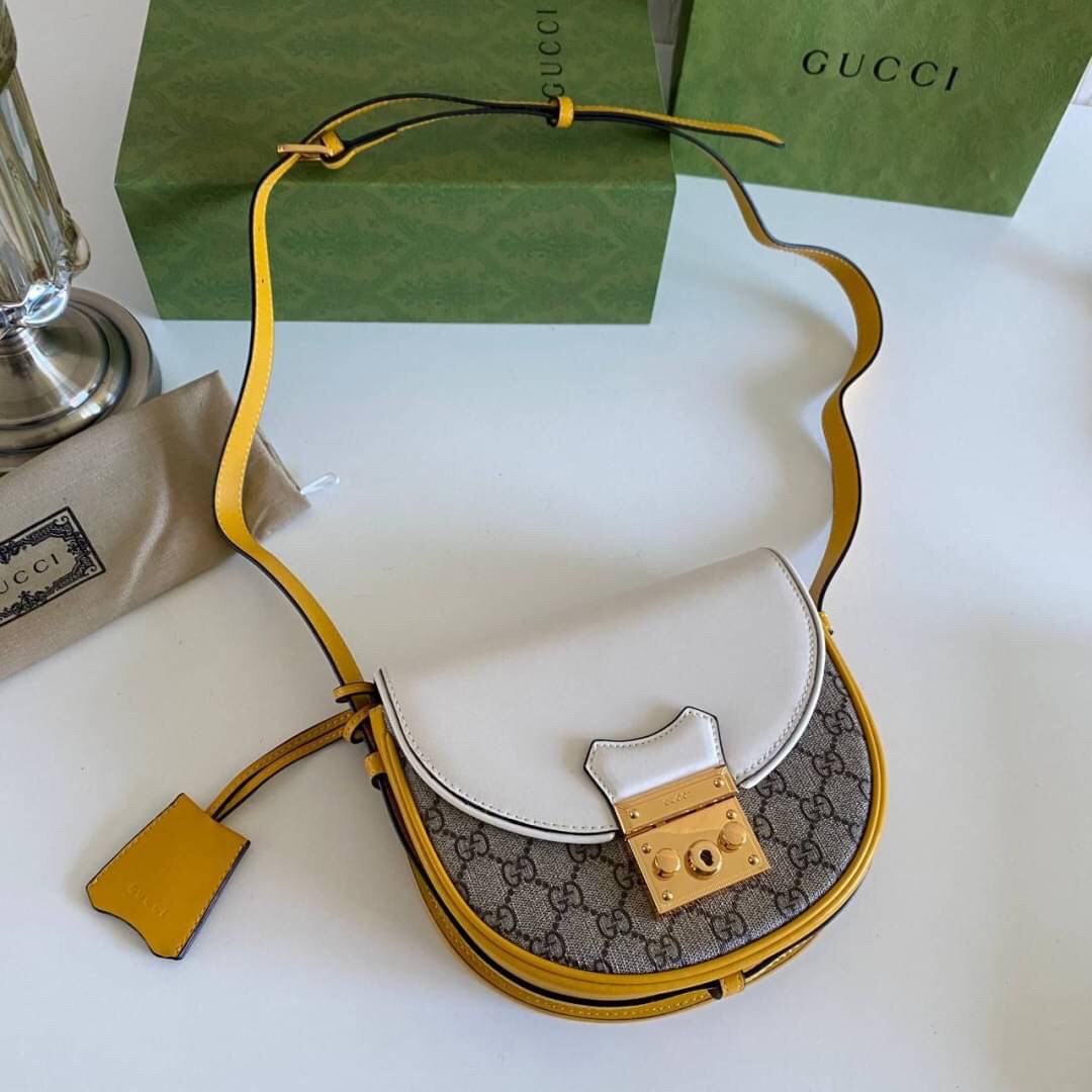 กระเป๋าสะพายคาดลำตัวรุ่นนี้โดดเด่นด้วยรูปทรงกลมสุดชิค ขนาดกะทัดรัด พร้อมด้วยหนังกระเป๋าที่ทำจากหนังแท้คุณภาพดี เพราะ Kira Chevron เป็นรุ่นที่ตอบโจทย์และครองใจสาว ๆ ได้อย่างแท้จริง เนื่องจากมีดีไซน์เรียบหรู โดยทางแบรนด์ได้ใช้เทคนิคการเย็บบนหนังเป็นลายเส้น 