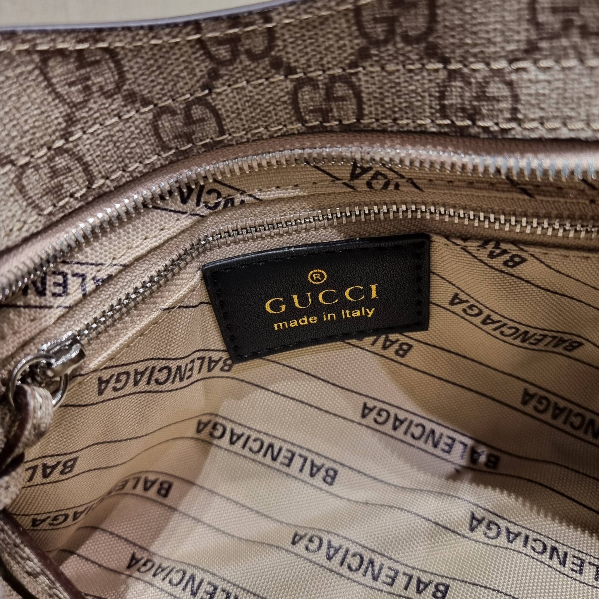 ไซส์ใหม่ กับรุ่นคอลแลบอีกหนึ่ง ที่ฮอตติดลมไม่เลิก!! Gucci×Balenciaga neo classic small bag กระเป๋าถือ/สะพายข้างที่โดดเด่นในสไตล์ที่ไม่ซ้ำ ไม่เกร่อ ดีไซน์มีกิมมิคและลูกเล่นแพรวพราว ทั้งหนังรูดซิป ทั้งหูจับ ทั้งความตกแต่ง มีดีเทลอัพราคาไปหมด วัสดุหนังแคนวาส